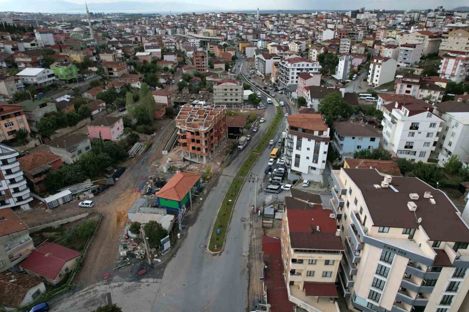 ÇAYIROVA'DA YAVUZ SULTAN SELİM CADDESİ İLE İSTİKLAL CADDESİ ARASINDAKİ BAĞLANTIYI SAĞLAYAN UĞUR MUMCU CADDESİ, ALTYAPI VE ÜSTYAPI ÇALIŞMALARIYLA YENİLENDİ.