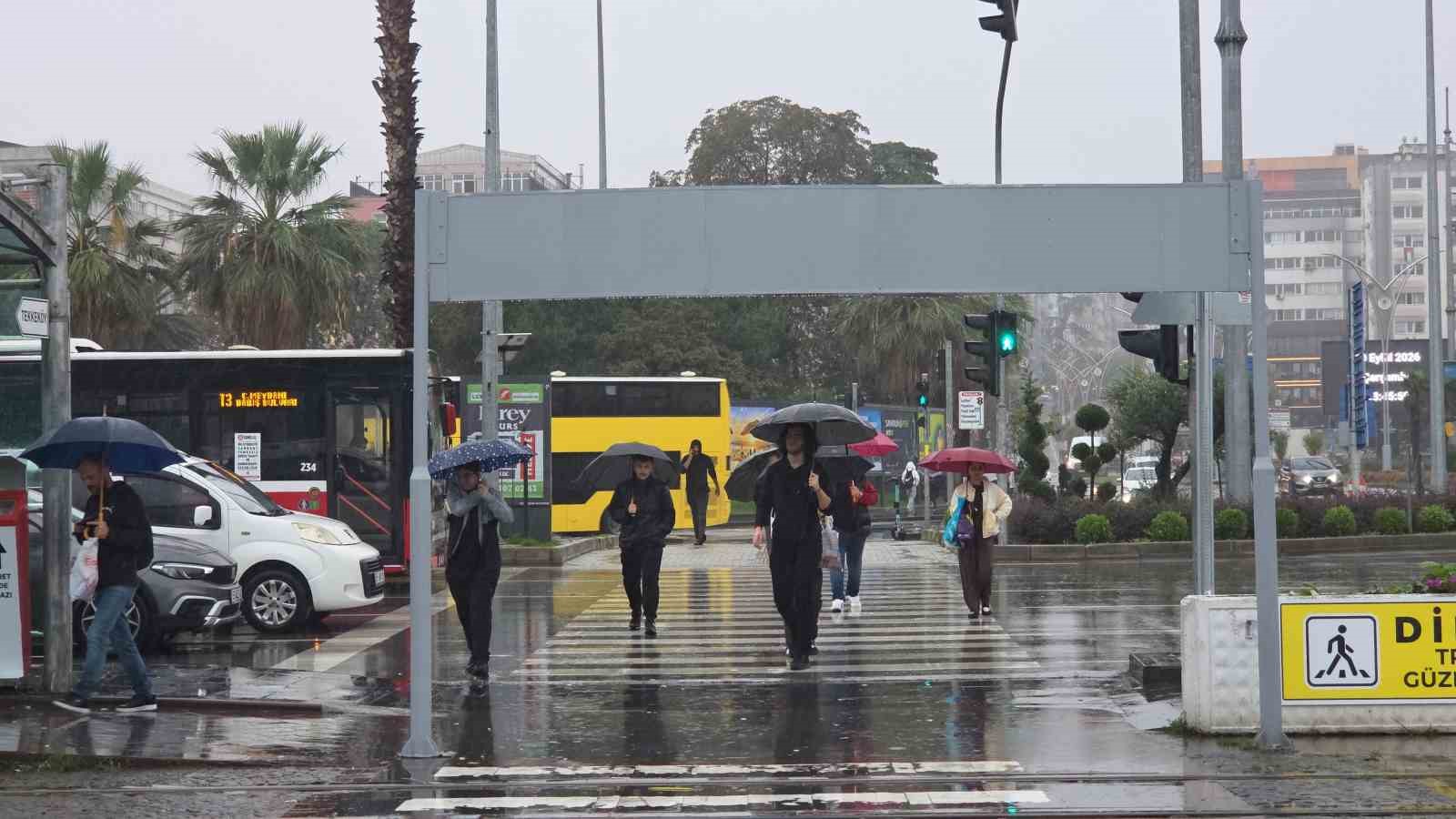 SONBAHAR YAĞMURLARININ ETKİLİ OLDUĞU SAMSUN’DA GÖK GÜRÜLTÜLÜ VE KUVVETLİ YAĞIŞLAR DEVAM EDİYOR. SON 24 SAATTE METREKAREYE ORTALAMA 57,8 KİLOGRAM YAĞIŞ DÜŞTÜ.
