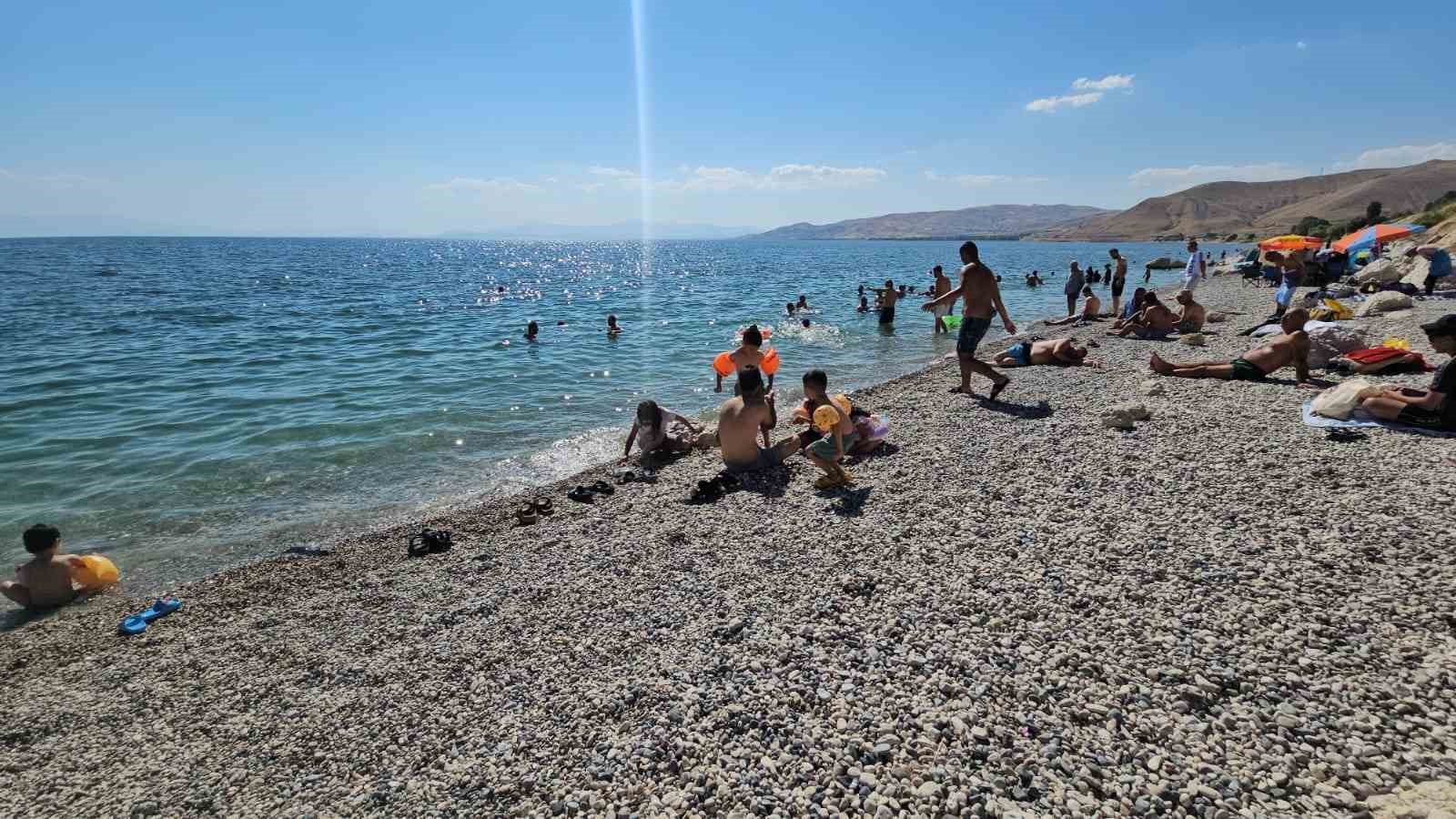 VAN GÖLÜ'NÜN KUZEY KIYISINDA YER ALAN BİTLİS’İN ADİLCEVAZ İLÇE SAHİLİ, YAZ MEVSİMİNDE MASMAVİ SULARI, UZUN KUMSALLARI VE EŞSİZ DOĞA MANZARASIYLA ZİYARETÇİLERİNİ AĞIRLIYOR.