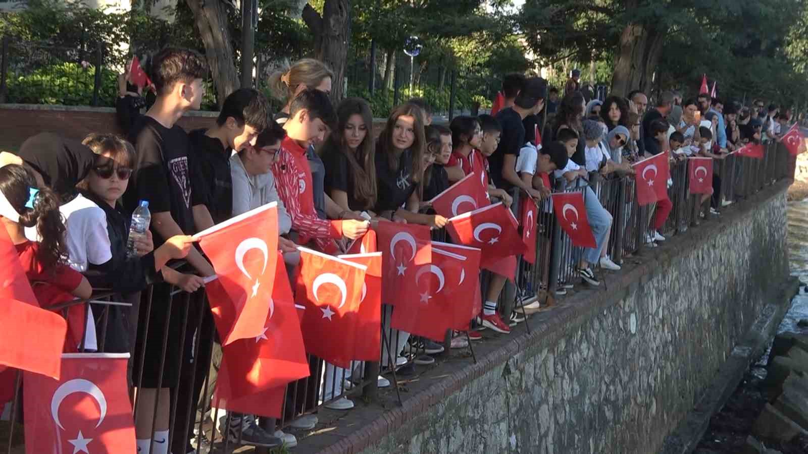 TEKNOFEST MAVİ VATAN ETKİNLİKLERİ KAPSAMINDA İZMİT KÖRFEZİ GEÇİŞİ YAPAN TÜRKİYE’NİN YERLİ VE MİLLİ GURURLARI TCG ANADOLU İLE TCG HEYBELİADA, YÜRÜYEN KÖŞK AÇIKLARINDAN GEÇİŞ YAPARAK VATANDAŞLARI SELAMLADI. GEÇİŞ TÖRENİNE YALOVA VALİSİ DR. AHMET HAMDİ USTA DA KATILDI.