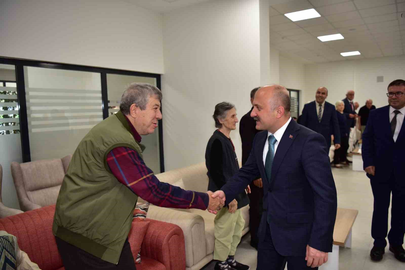 AYDIN VALİSİ DR. OSMAN VAROL, 1 EKİM DÜNYA YAŞLILAR GÜNÜ DOLAYISIYLA AYDIN HUZUREVİ YAŞLI BAKIM VE REHABİLİTASYON MERKEZİ’Nİ ZİYARET EDEREK HUZUREVİ SAKİNLERİYLE BİR ARAYA GELDİ.