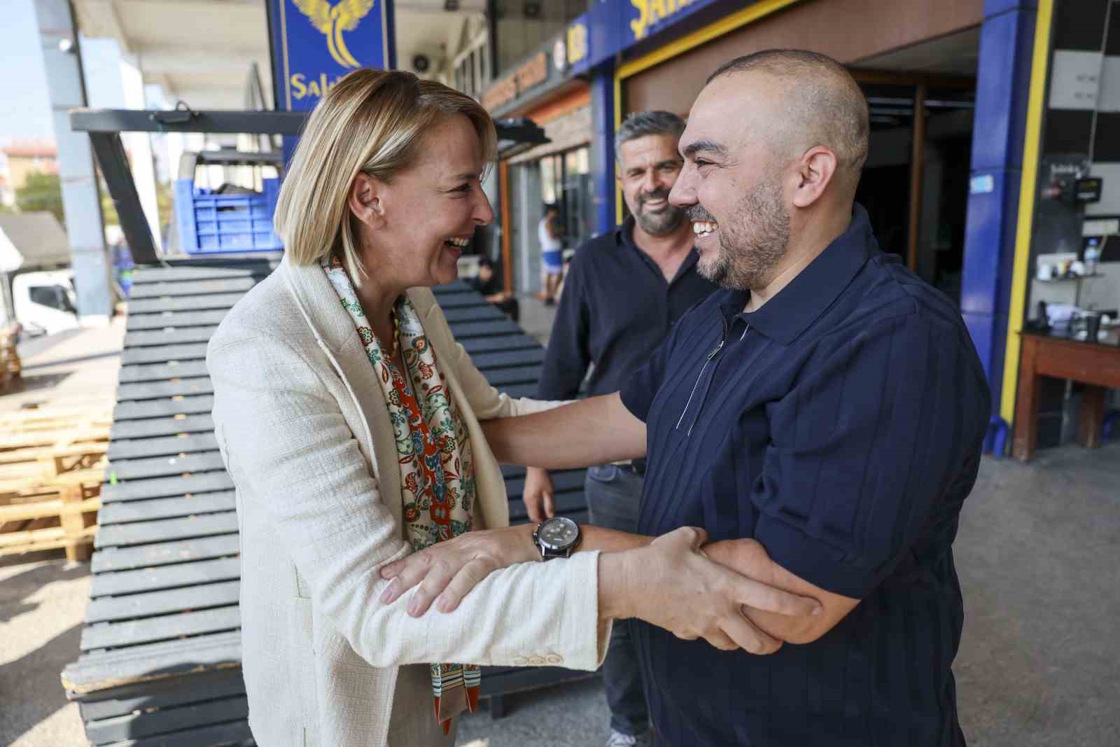 ATSO BAŞKAN ADAYI HATİCE ÖZ, SEÇİM ÇALIŞMALARI KAPSAMINDA ANTALYA TOPTANCI HALİ'Nİ ZİYARET ETTİ.