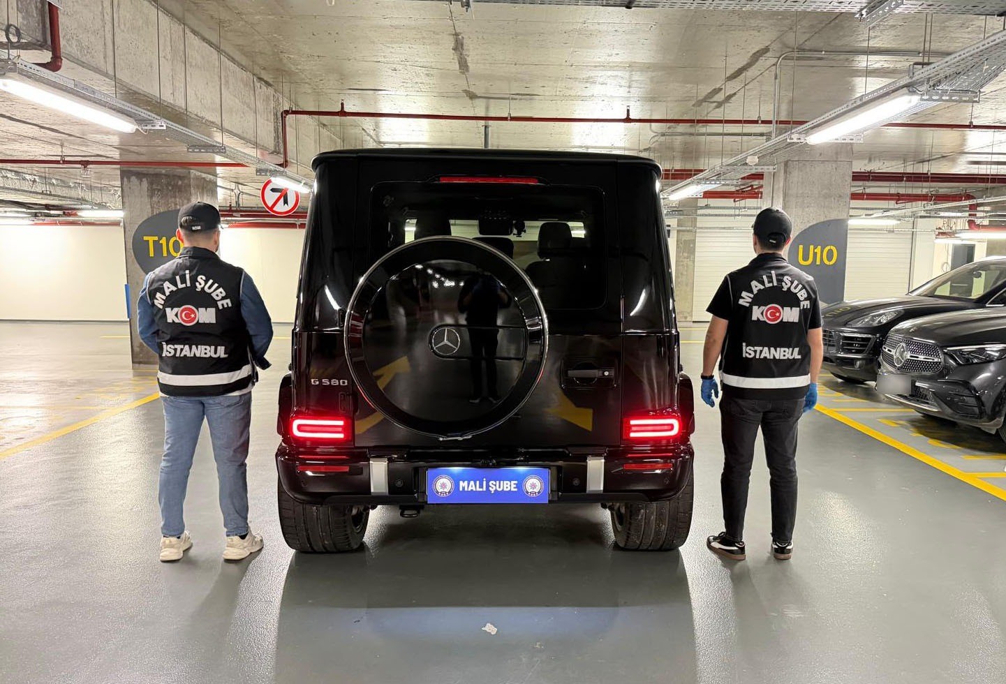 İSTANBUL’DA, KRİPTO PARA DOLANDIRICILIĞI YAPTIĞI İDDİASIYLA INTERPOL TARAFINDAN KIRMIZI BÜLTENLE ARANAN RİCHARD JAMES SCHUELER, MİT DESTEKLİ POLİS OPERASYONUNDA EŞİYLE BİRLİKTE YAKALANMIŞTI. ŞÜPHELİNİN EŞİ ADINA KAYITLI 9 ARACA EL KONULDU.