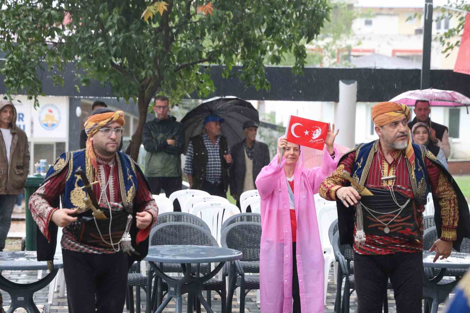 ADANA’NIN KOZAN İLÇESİNDE, DÜNYA VE OLİMPİYAT ŞAMPİYONU MİLLİ GÜREŞÇİ İSMET ATLI’NIN ADINI YAŞATMAK AMACIYLA BU YIL 10’UNCUSU DÜZENLENEN GELENEKSEL İSMET ATLI KARAKUCAK GÜREŞLERİ, YAĞMURA RAĞMEN GERÇEKLEŞTİRİLEN KORTEJ YÜRÜYÜŞÜYLE BAŞLADI.