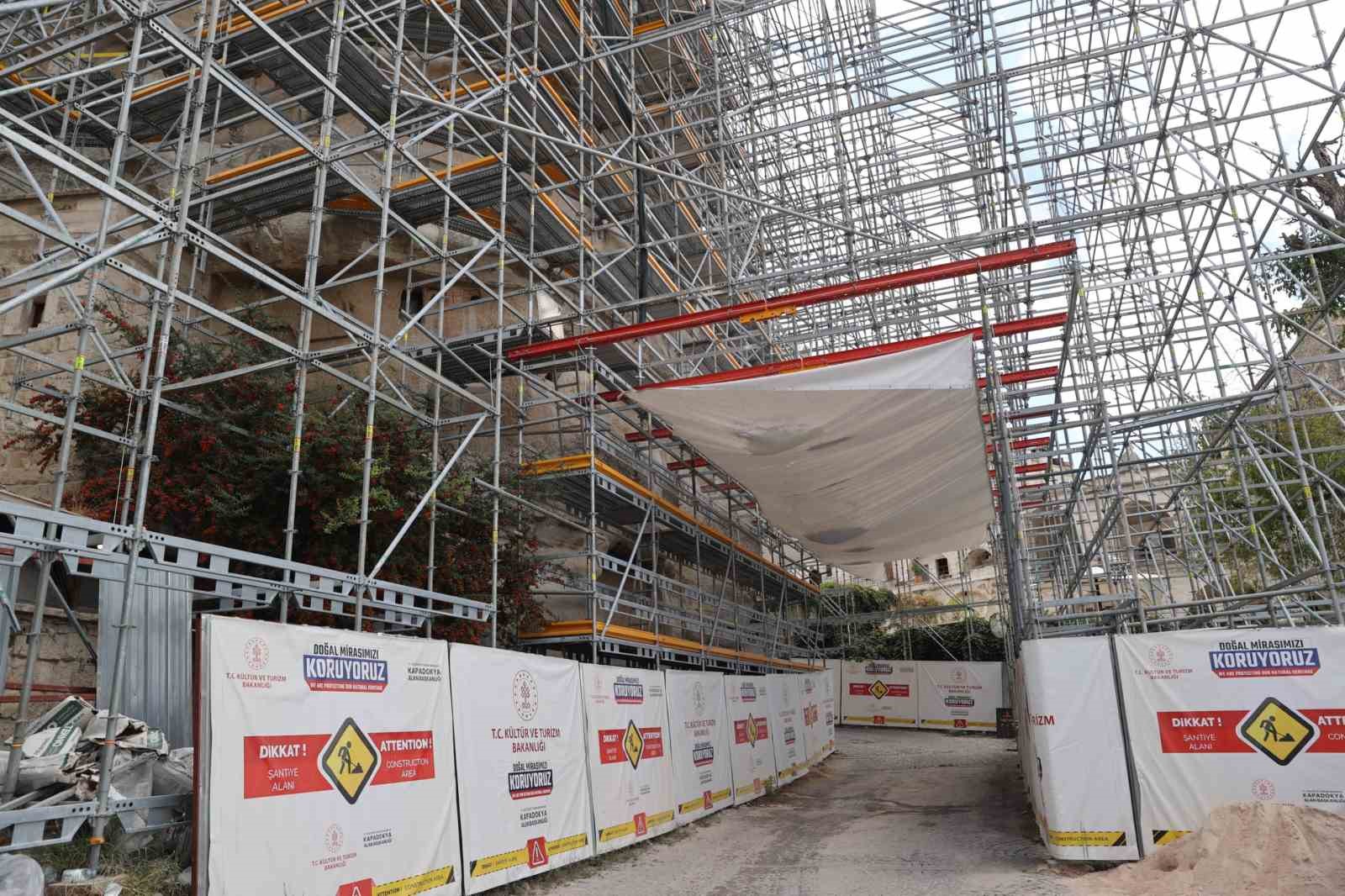 KAPADOKYA’DA DOĞAL OLUŞUMLARIN KORUNMASINA YÖNELİK ÇALIŞMALAR SÜRERKEN, DAHA ÖNCE MÜDAHALE EDİLEN 2 PERİ BACASININ ARDINDAN SON DÖNEMDE 5 PERİ BACASINDA DAHA KORUMA ÇALIŞMASI GERÇEKLEŞTİRİLDİ. BÖYLECE DEFORMASYON VE RİSK NEDENİYLE MÜDAHALE EDİLEN PERİ BACALARININ SAYISI 7’YE ULAŞTI.