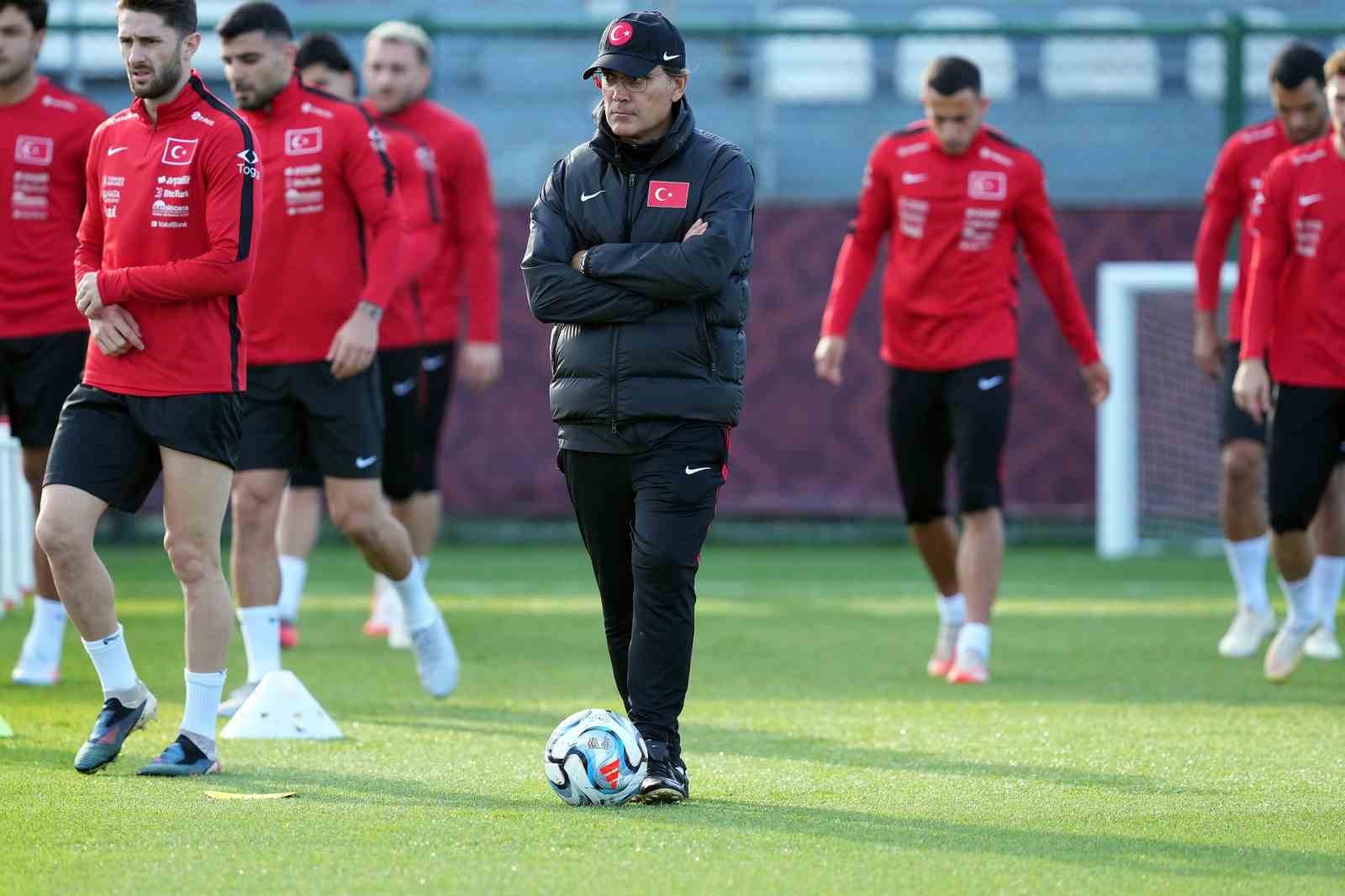 A MİLLİ FUTBOL TAKIMI, UEFA ULUSLAR A LİGİ 1. GRUP'TAKİ 3. MAÇINDA BELÇİKA İLE DEPLASMANDA OYNAYACAĞI KARŞILAŞMANIN HAZIRLIKLARINI YAPTIĞI ANTRENMANLA SÜRDÜRDÜ.