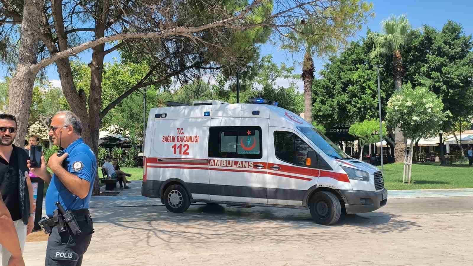 ANTALYA’DA DENİZDE BOĞULMA TEHLİKESİ ATLATARAK CANKURTARANLAR TARAFINDAN SUDAN ÇIKARTILAN VE LK MÜDAHALESİNİN ARDIINDAN HAYATA DÖNDÜRÜLEN GENÇ AMBULANSLA HASTANEYE KALDIRILDI.