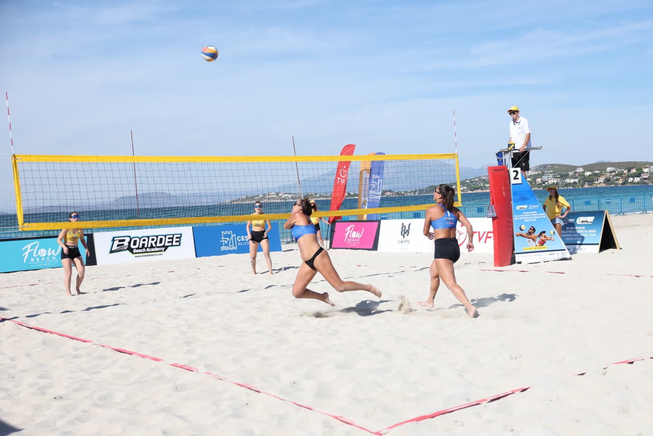 ÇEŞME’DE ULUSLARARASI GRAND SLAM PLAJ VOLEYBOLU HEYECANI BAŞLADI