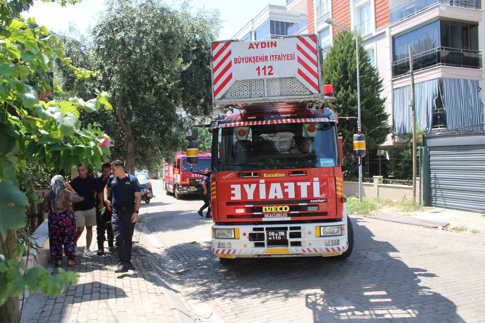 AYDIN'IN EFELER İLÇESİNDE KENDİSİNDEN HABER ALINAMAYAN 76 YAŞINDAKİ ELİF BEYAZKÖSE, İTFAİYE EKİPLERİNİN BALKONDAN GİRDİĞİ EVİNDE ÖLÜ OLARAK BULUNDU.
