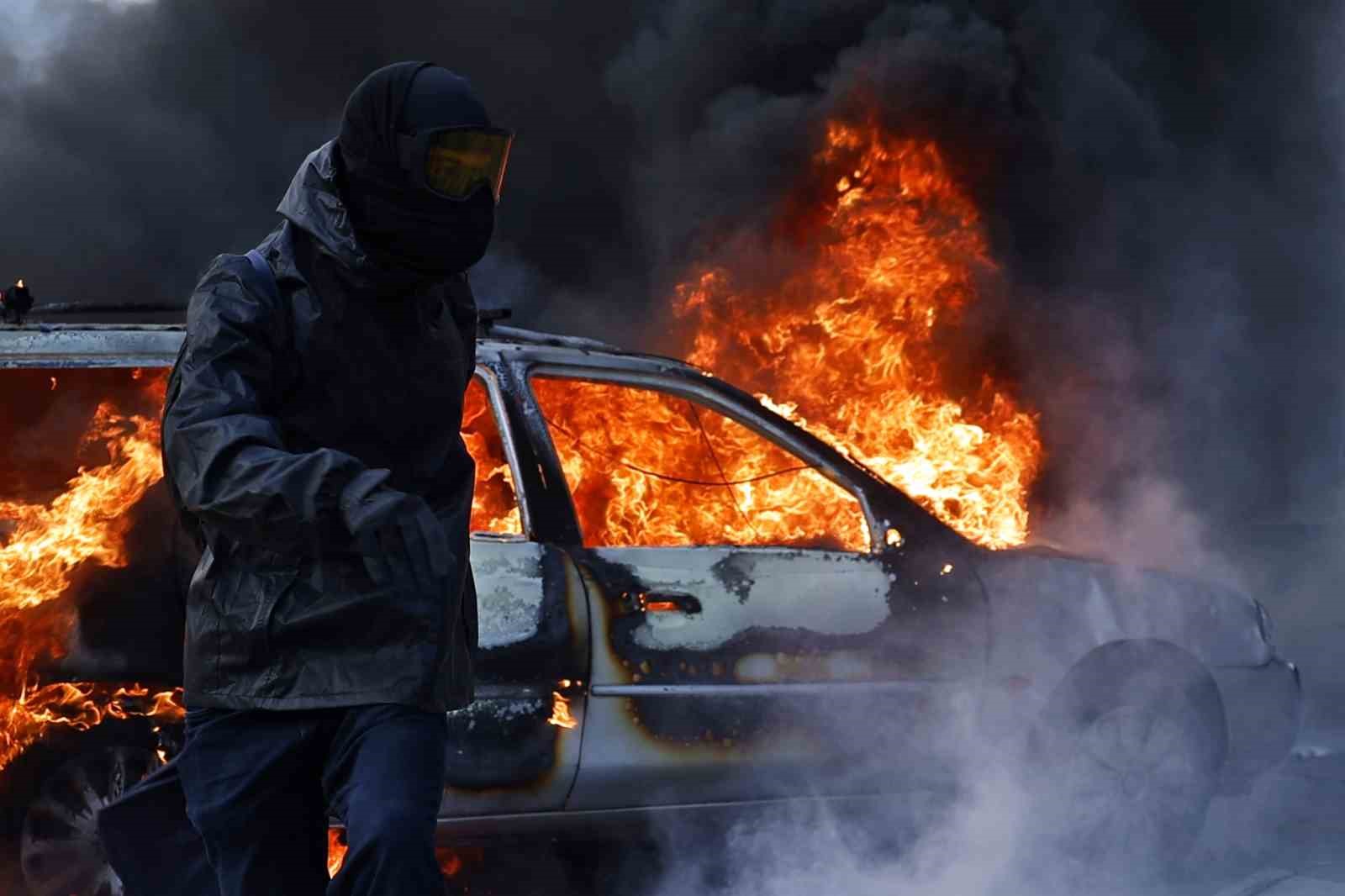FRANSA’NIN BAŞKENTİ PARİS’TE SARI YELEKLİLER HAREKETİNİ YENİDEN CANLANDIRMA ÇAĞRISIYLA HAYAT PAHALILIĞI VE EĞİTİM SİSTEMİNDEKİ SORUNLARA KARŞI DÜZENLENEN PROTESTOLARDA ARAÇLAR VE ÇÖP KONTEYNERLERİ ATEŞE VERİLDİ, MAĞAZALAR YAĞMALANDI VE 13’Ü ÇOCUK 195 KİŞİ GÖZALTINA ALINDI.