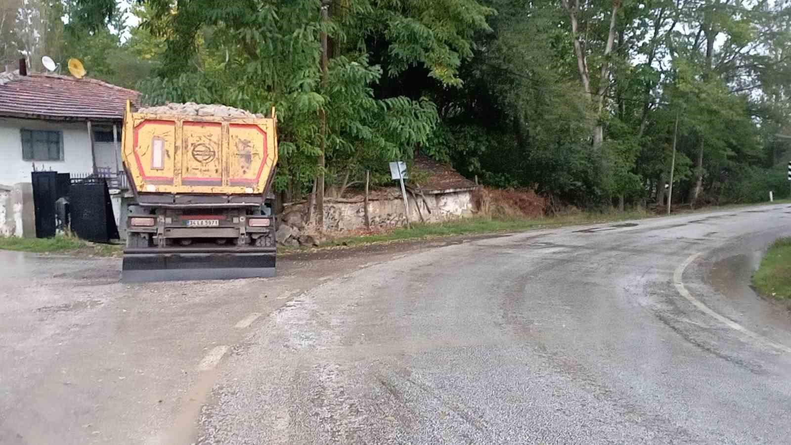 TOKAT’IN SULUSARAY İLÇESİNDE YAĞIŞ NEDENİYLE KAYARAK BİR EVİN BAHÇESİNE GİREN TIRIN SÜRÜCÜSÜ YARA ALMADAN KURTULDU.
