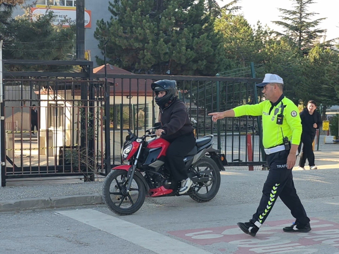 ESKİŞEHİR’DE ÖĞRENCİLERİN HUZUR VE GÜVEN ORTAMI İÇİNDE EĞİTİMLERİNİ SÜRDÜRMELERİNİ SAĞLAMAK AMACIYLA İL EMNİYET MÜDÜRLÜĞÜNE BAĞLI EKİPLER TARAFINDAN OKUL ÇEVRELERİNDE GERÇEKLEŞTİRİLEN DENETİMLER ARALIKSIZ DEVAM EDİYOR.