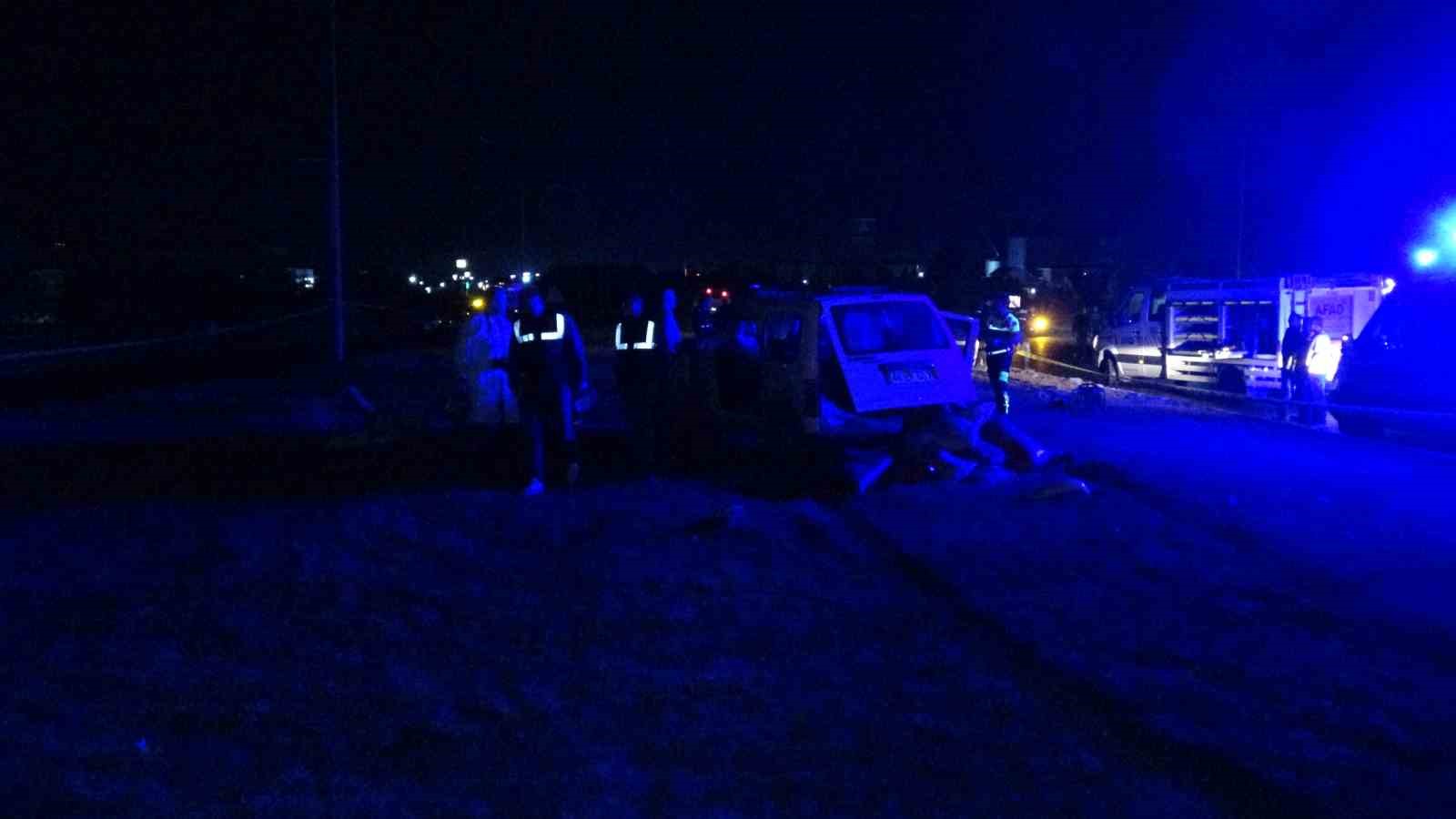 MALATYA'DA OTOBÜS İLE HAFİF TİCARİ ARACIN ÇARPIŞMASI SONUCU MEYDANA GELEN KAZADA 2 KİŞİ HAYATINI KAYBETTİ, 1'İ AĞIR 3 KİŞİ YARALANDI.