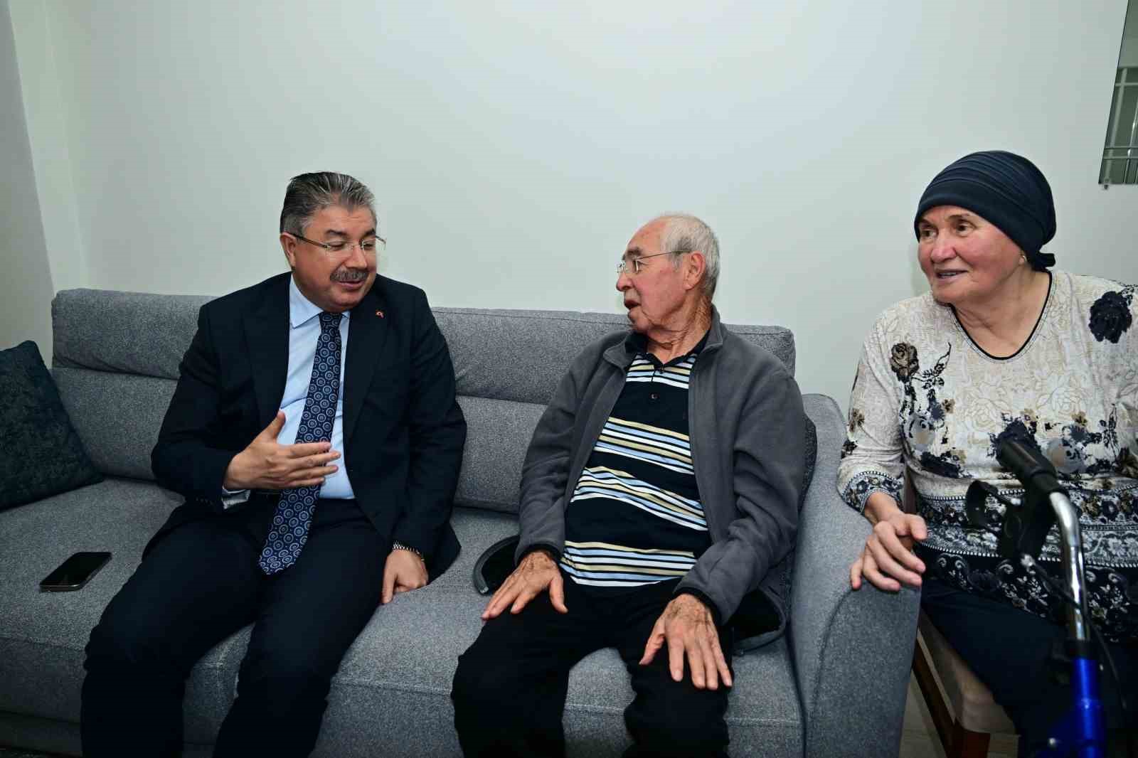 ESKİŞEHİR VALİSİ DR. ERDİNÇ YILMAZ, 1 EKİM DÜNYA YAŞLILAR GÜNÜ DOLAYISIYLA ŞÜKRAN ERDOĞAN VE AİLESİNİ EVLERİNDE ZİYARET ETTİ.