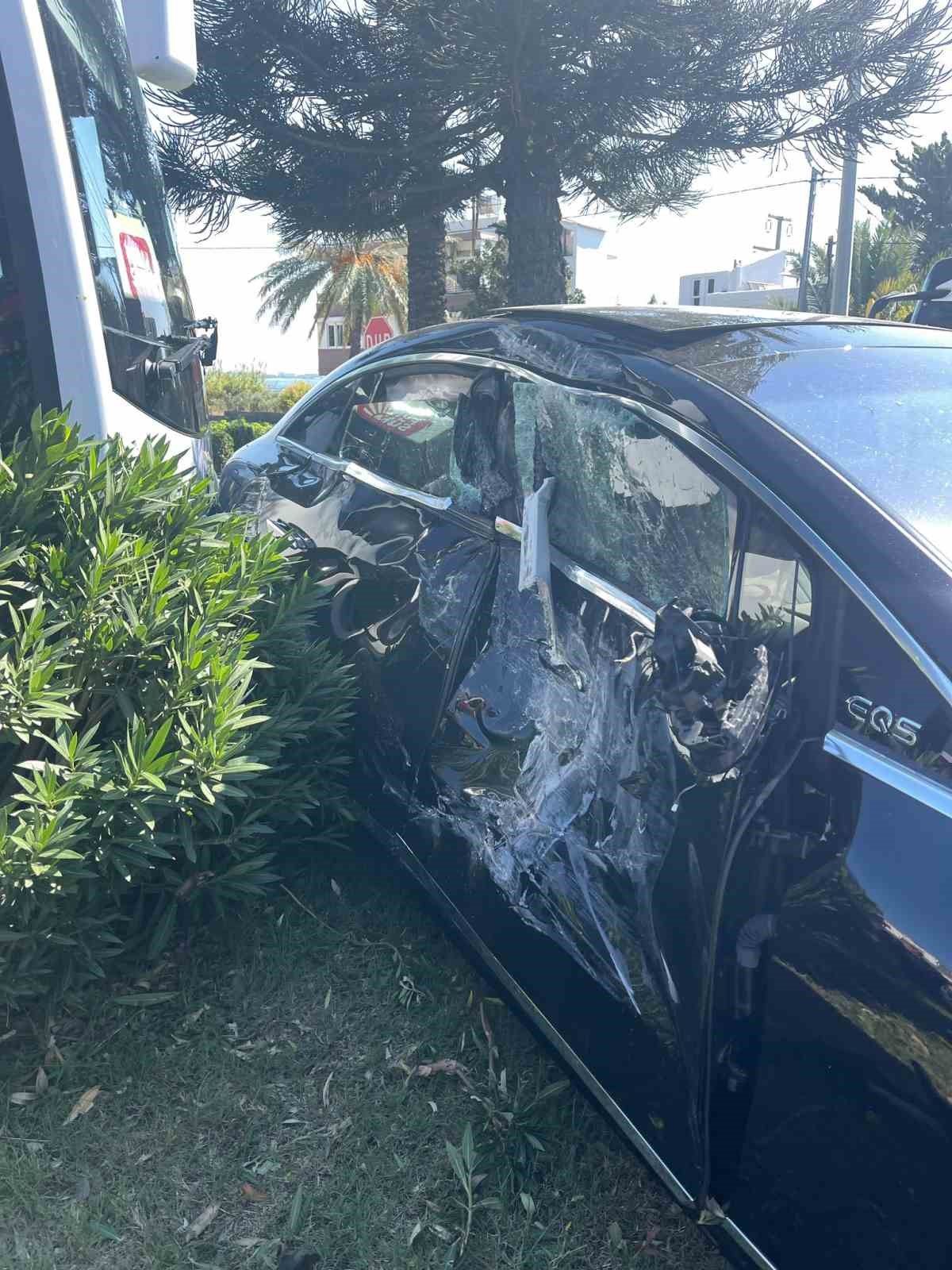 ANTALYA’NIN ALANYA İLÇESİNDE YOLCU MİDİBÜSÜ İLE OTOMOBİLİN ÇARPIŞMASI SONUCU MEYDANA GELEN KAZADA 1 KİŞİ YARALANDI