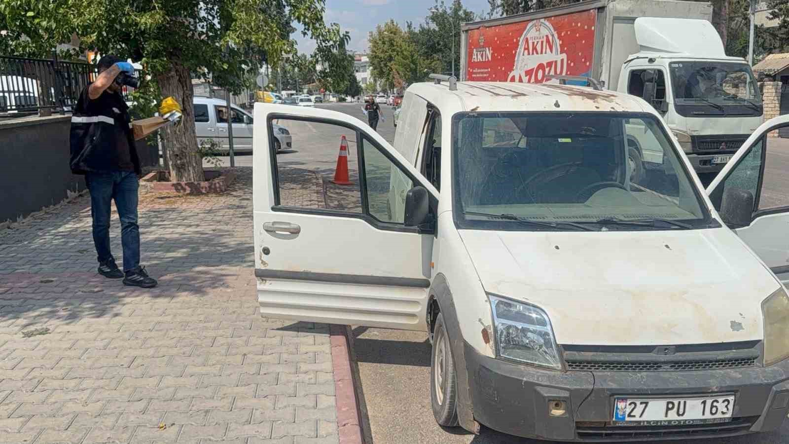 GAZİANTEP’TE JANDARMA KARAKOLUNUN ÖNÜNDE PARK HALİNDEKİ ARACININ İÇERİSİNDE BULUNAN ŞAHIS, HUSUMETLİSİNİN SİLAHLI SALDIRISINA UĞRAYARAK AĞIR YARALANDI.