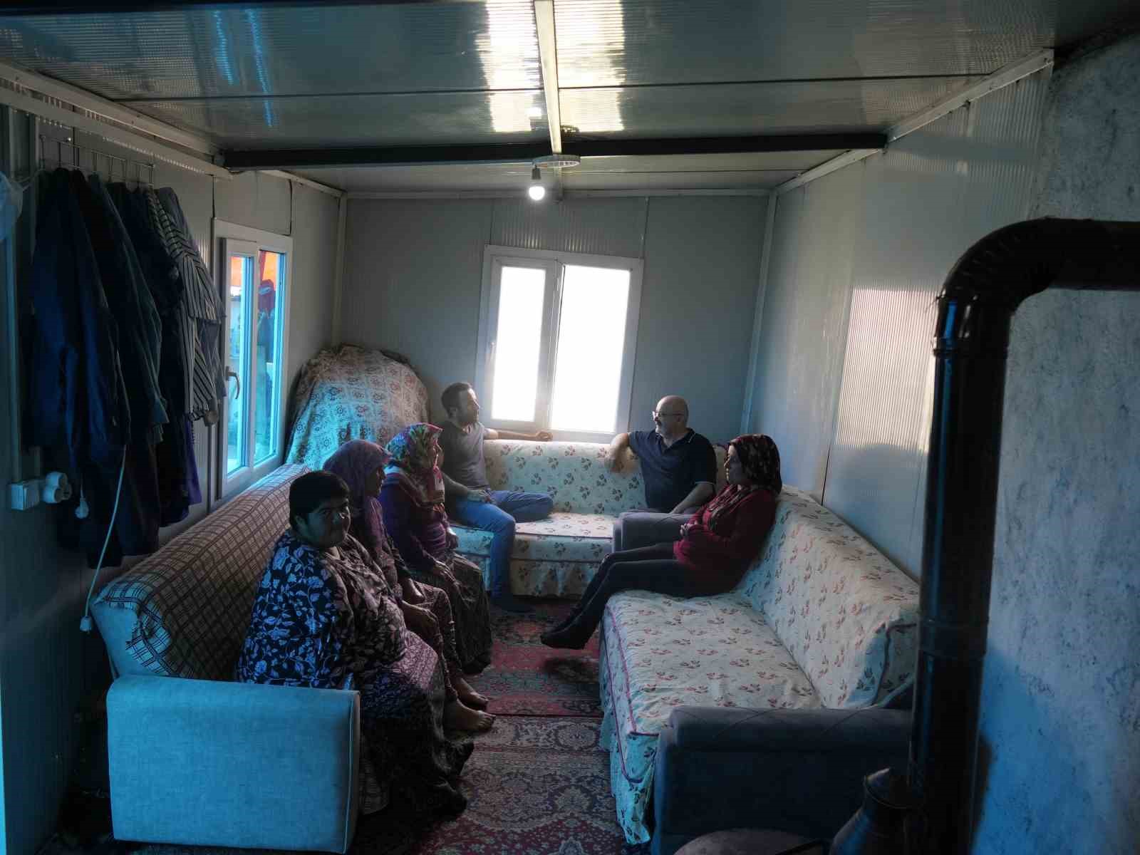 SÖNMEZ AİLESİ, TEK GÖZLÜ ODADA 1,5 YILDIR ZOR ŞARTLARDA YAŞAM MÜCADELESİ VERİYOR.