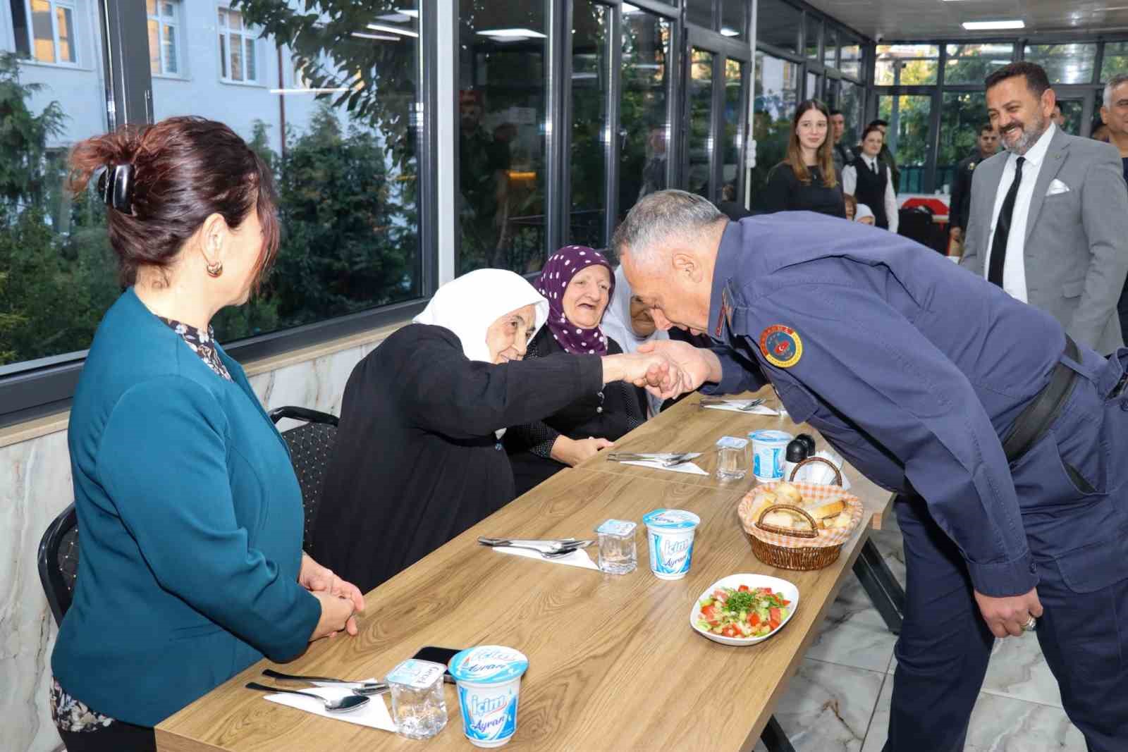 BİLECİK’TE HUZUREVİ SAKİNLERİ JANDARMADA AĞIRLANDI