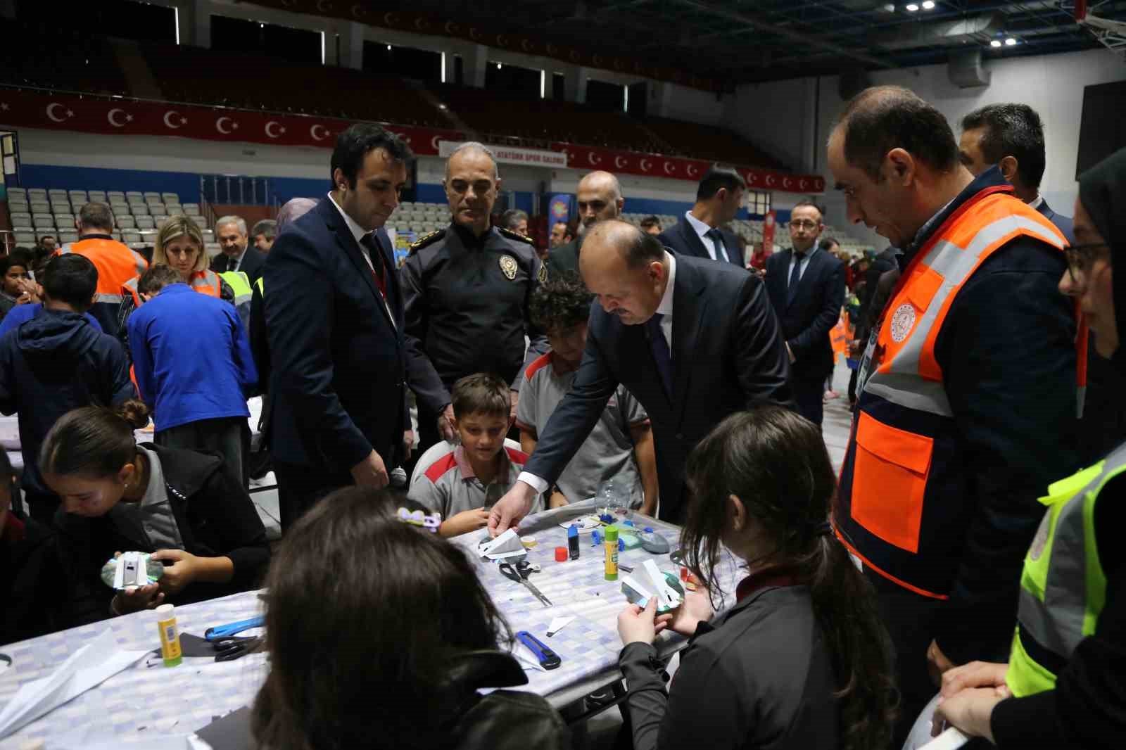 TÜBİTAK 4007 BİLİM ŞENLİKLERİ DESTEKLEME PROGRAMI KAPSAMINDA GERÇEKLEŞTİRİLEN ŞENLİKTE, "YAYALAR KIRMIZI ÇİZGİMİZ" ETKİNLİĞİ, MOBİL TRAFİK EĞİTİM TIRI, DEPREM ALANI STANDI VE MÜGE ANLI VE DOSTLARI MOBİL AŞEVİ ÖĞRENCİLERLE BULUŞTU.