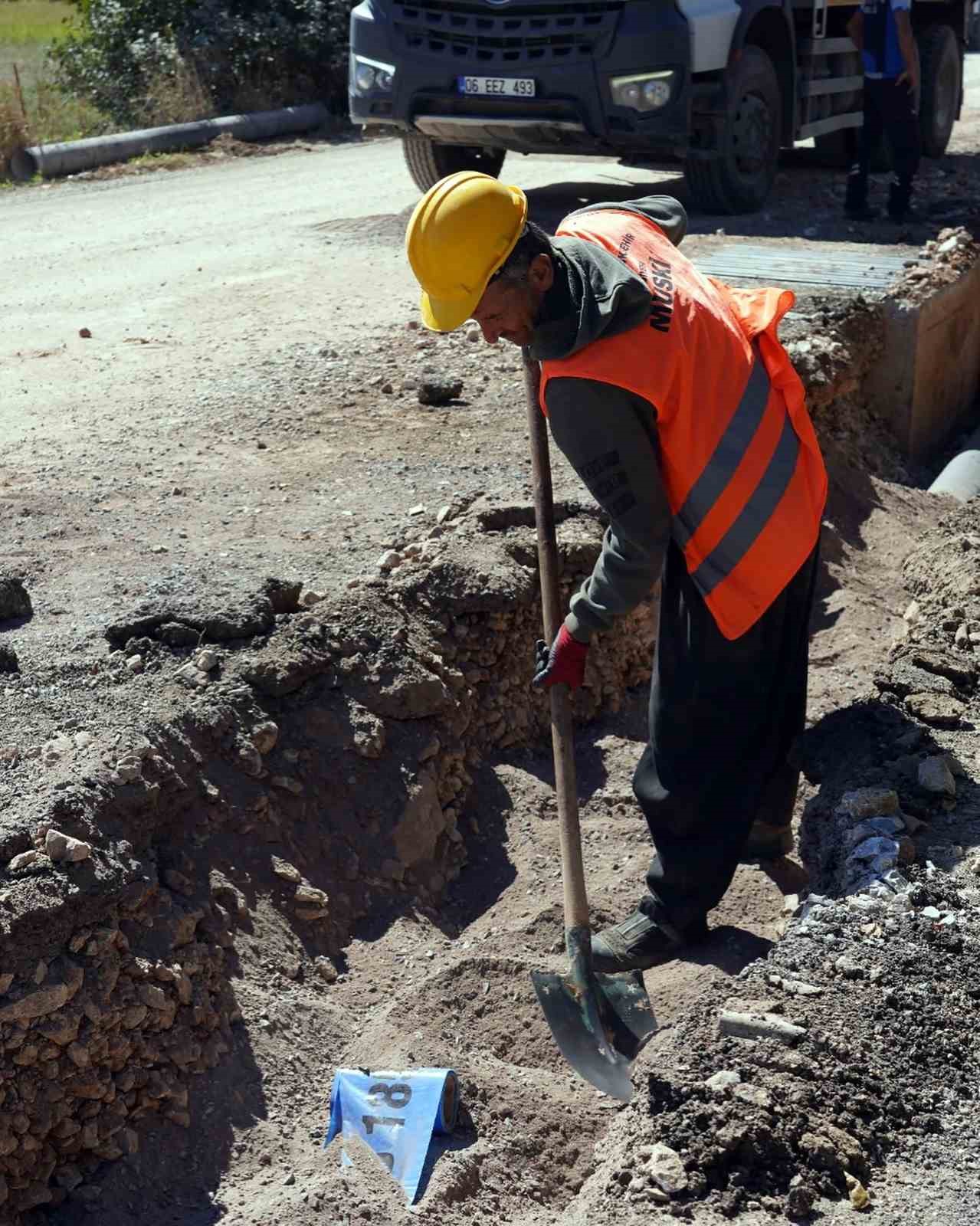 MUSKİ, YERKESİK MAHALLESİNDE 6,5 KİLOMETRE SU İSALE HATTINI YENİLİYOR