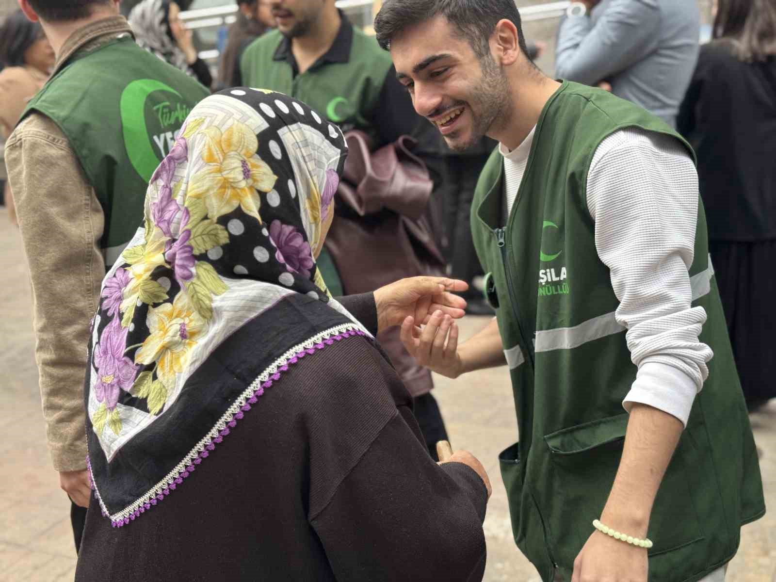 KARABÜK'TE 1 EKİM DÜNYA YAŞLILAR GÜNÜ DOLAYISIYLA DÜZENLENEN FARKINDALIK YÜRÜYÜŞÜNDE GENÇLER, BİRLİKTE YÜRÜDÜKLERİ YAŞLILARIN ELLERİNİ ÖPEREK SAYGILARINI GÖSTERDİ.