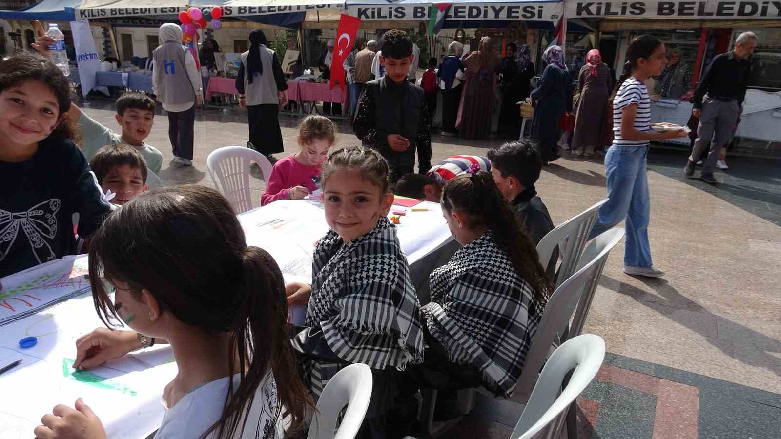 KİLİS'TE ÇOCUKLAR VE VATANDAŞLAR, FİLİSTİNLİ ÇOCUKLARA YÖNELİK FARKINDALIK OLUŞTURMAK AMACIYLA METRELERCE UZUNLUĞUNDAKİ KAĞIDA RESİMLER ÇİZDİ.