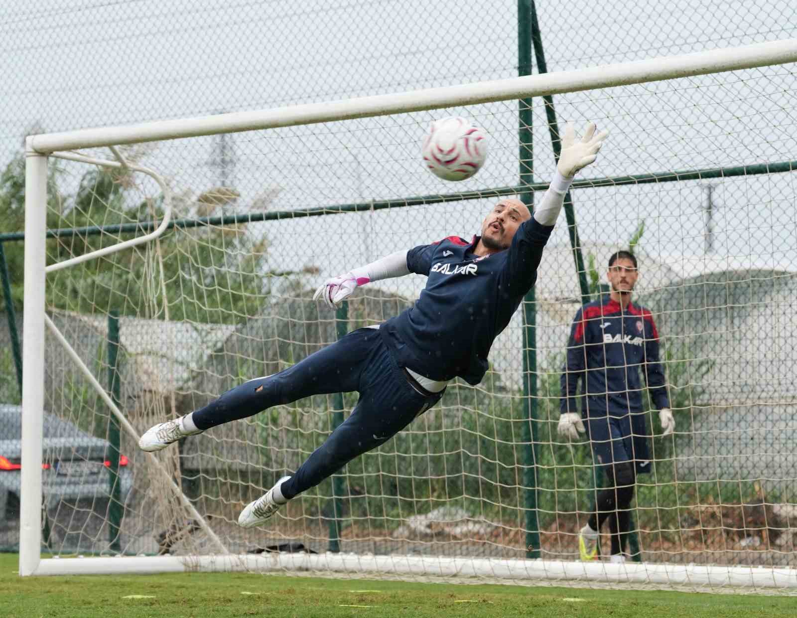 TRENDYOL SÜPER LİG EKİPLERİNDEN ÇORUM FK, MİLLİ MAÇLAR NEDENİYLE LİGE VERİLEN ARADA ANTALYA’DA SÜRDÜRDÜĞÜ KAMP ÇALIŞMALARINI TAMAMLADI.