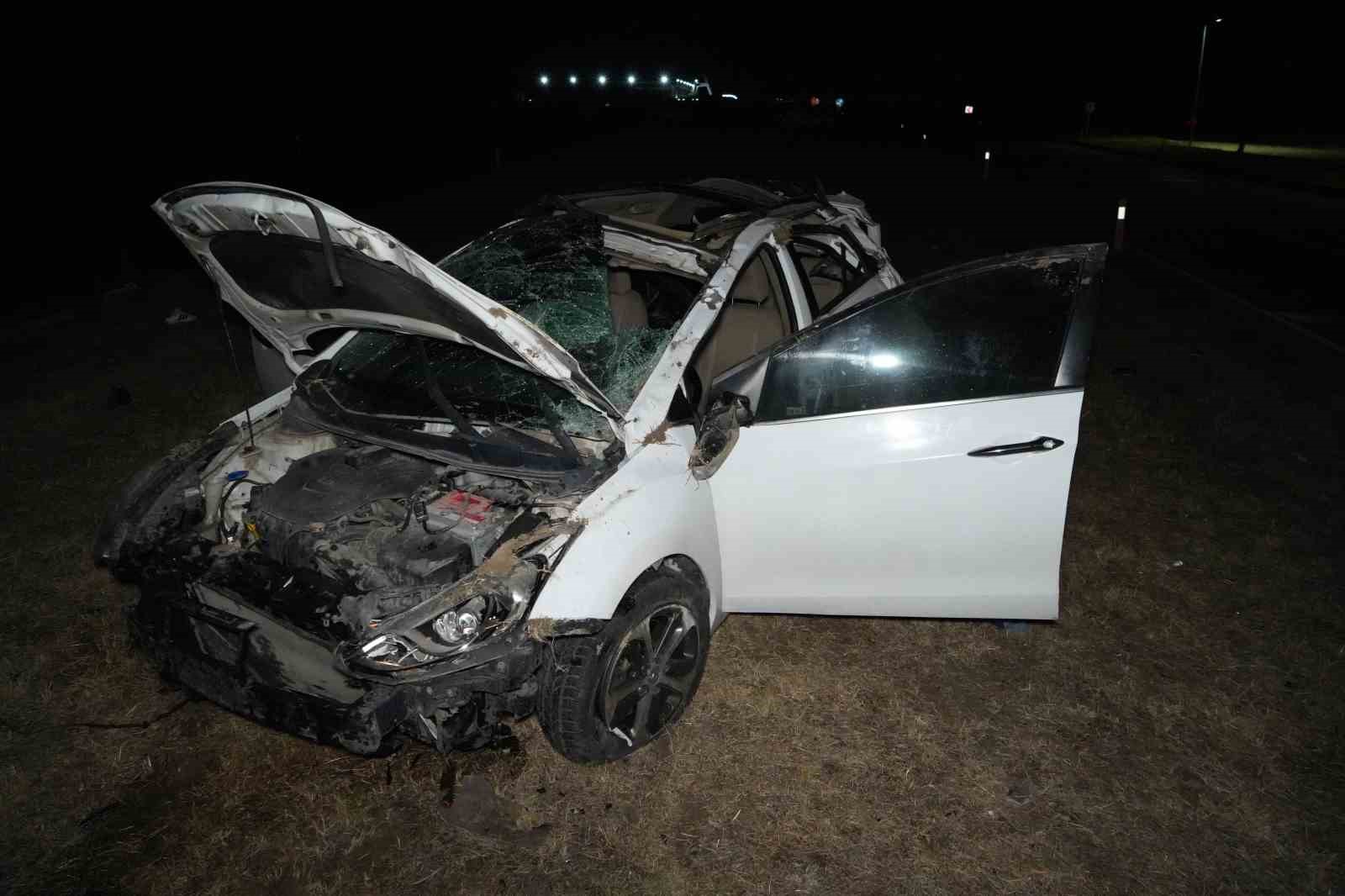 EDİRNE'DE METRELERCE SAVRULARAK TAKLA ATAN OTOMOBİLDE SÜRÜCÜ AĞIR, TOPLAM 3 KİŞİ YARALANDI
