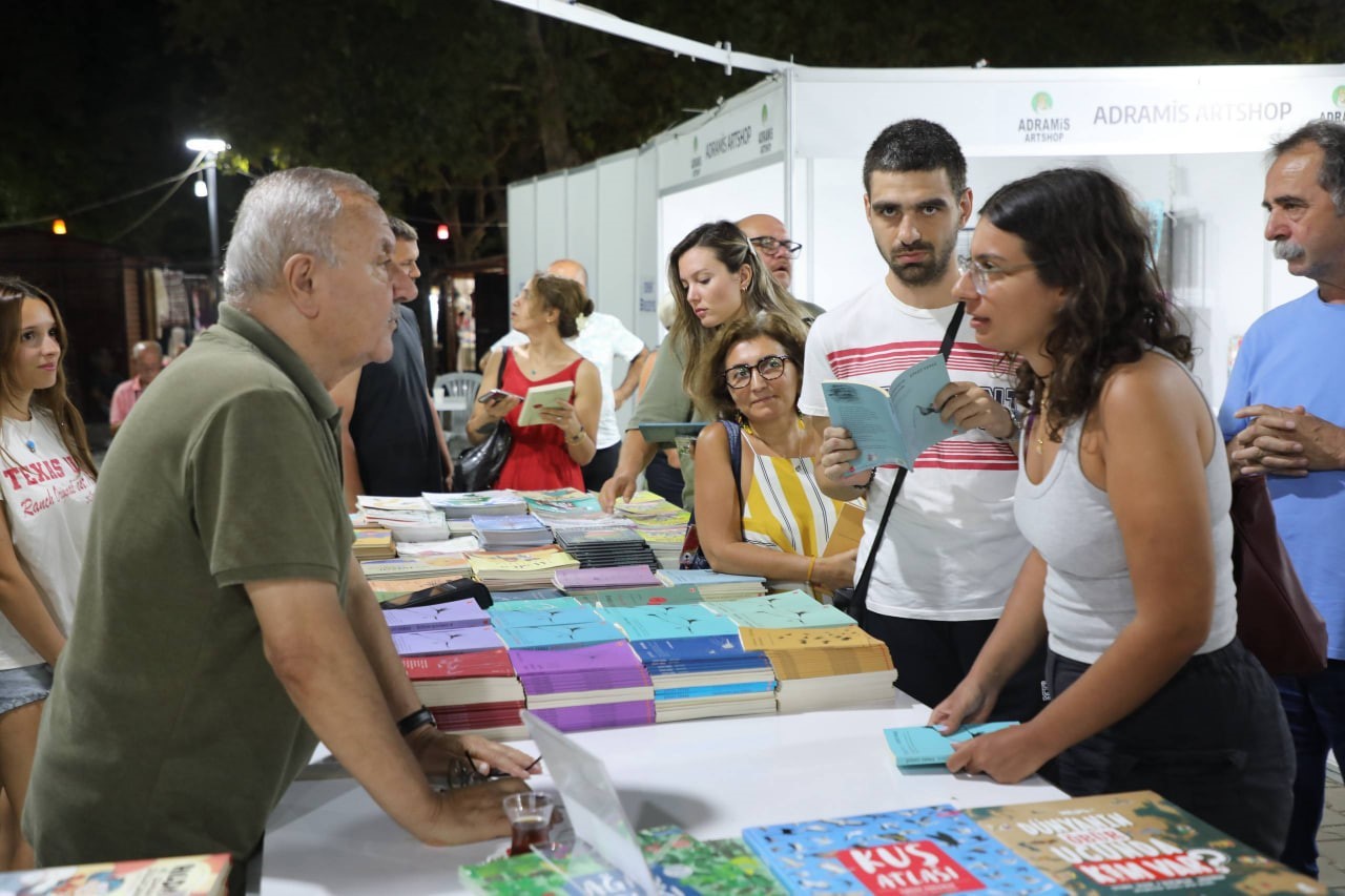 BALIKESİR'İN EDREMİT BELEDİYESİ TARAFINDAN DÜZENLENEN 8. EDREMİT KİTAP FUARI, İKİNCİ GÜNÜNDE DE EDEBİYATTAN JEOPOLİTİĞE, DEMOKRASİDEN ŞİİR VE MÜZİĞE UZANAN ZENGİN PROGRAMIYLA KİTAPSEVERLERİ BULUŞTURDU.