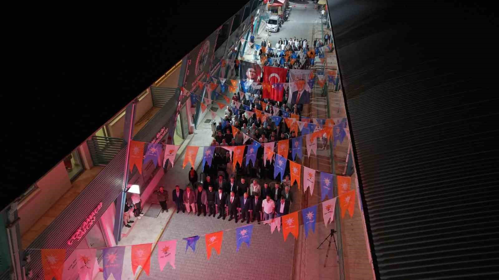 ESKİŞEHİR’İN İNÖNÜ İLÇESİNDE DÜZENLENEN AK PARTİ GENİŞLETİLMİŞ İLÇE DANIŞMA TOPLANTISI'NDA KONUŞAN BELEDİYE BAŞKANI SERHAT HAMAMCI, 860 GÜNLÜK GÖREV SÜRESİNDE İLÇEYE 340 MİLYON TL'LİK YATIRIM KAZANDIRILDIĞINI AÇIKLADI.