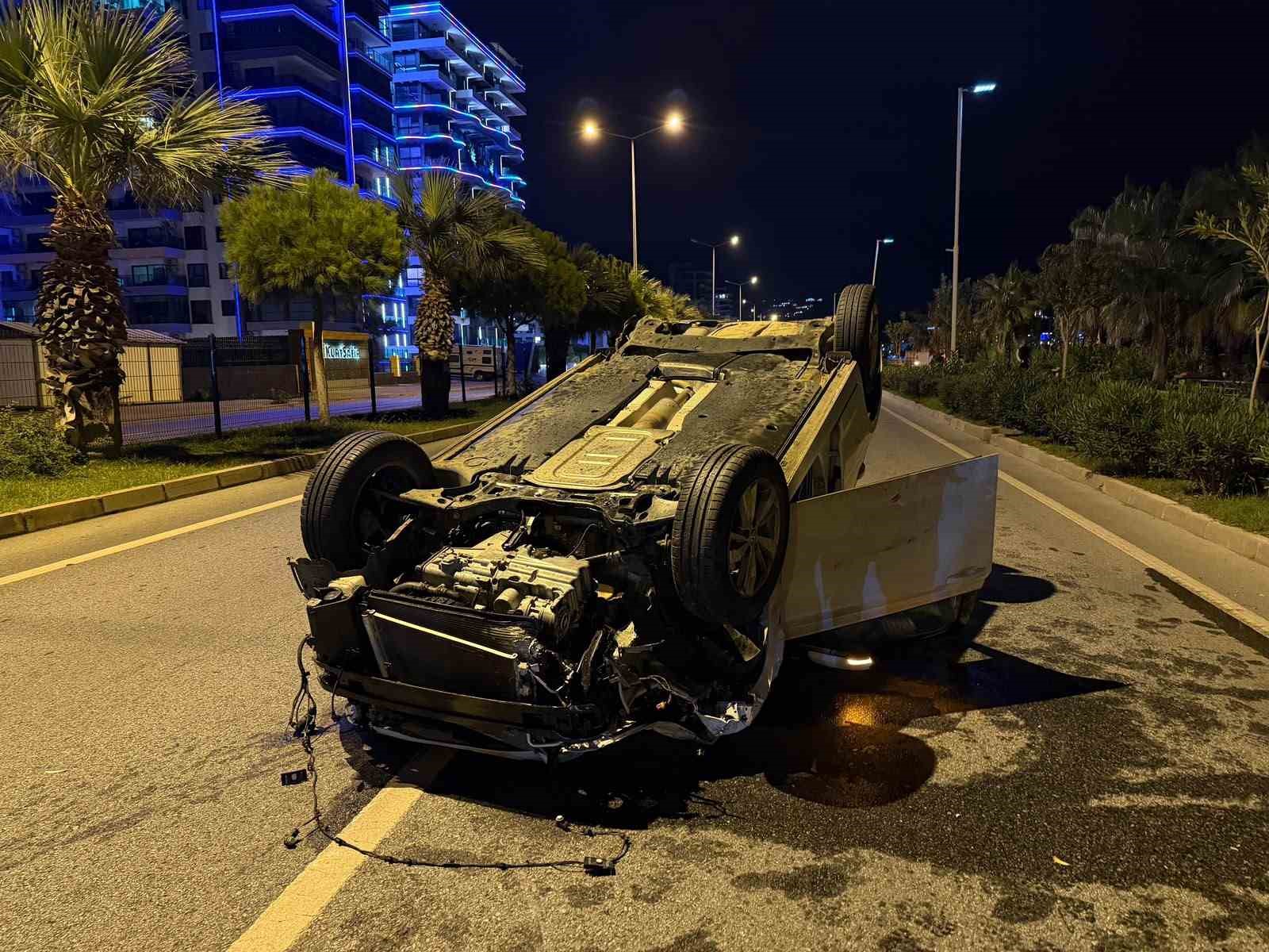 ANTALYA’NIN ALANYA İLÇESİNDE İKİ OTOMOBİLİN KARIŞTIĞI TRAFİK KAZASINDA 2 KİŞİ YARALANDI. ÇARPMANIN ETKİSİYLE TAKLA ATAN OTOMOBİLİN SÜRÜCÜSÜ KAZAYI YARA ALMADAN ATLATTI. YARALILARDAN BİRİNİN HAYATİ TEHLİKESİNİN BULUNDUĞU ÖĞRENİLDİ.