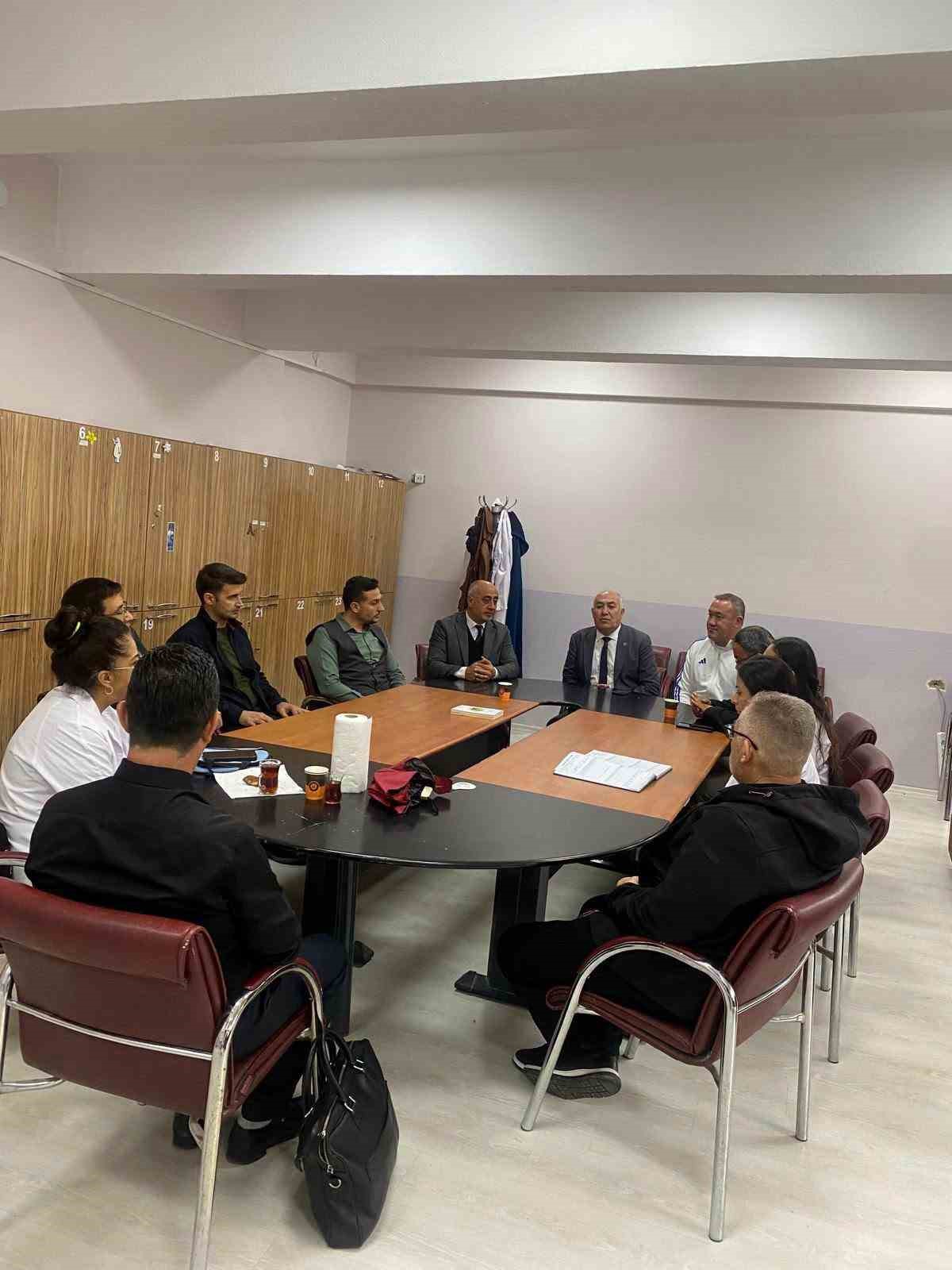 EMİRDAĞ İLÇE MİLLİ EĞİTİM MÜDÜRÜ GÜRKAN EMEKSİZ OKUL ZİYARETLERİNİ SÜRDÜRÜYOR