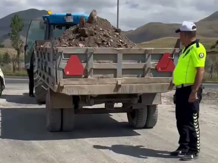 ERZURUM’DA TRAKTÖR KAZALARININ ÖNÜNE GEÇMEK VE KIRSAL YOLLARDA TRAFİK GÜVENLİĞİNİ ARTIRMAK AMACIYLA BAŞLATILAN "REFLEKTÖRLE YOL AL, GÜVENDE KAL" PROJESİ KAPSAMINDA, TARIM ARAÇLARINA REFLEKTÖR MONTAJI VE SÜRÜCÜLERE YÖNELİK BİLGİLENDİRME ÇALIŞMALARI ARALIKSIZ DEVAM EDİYOR.