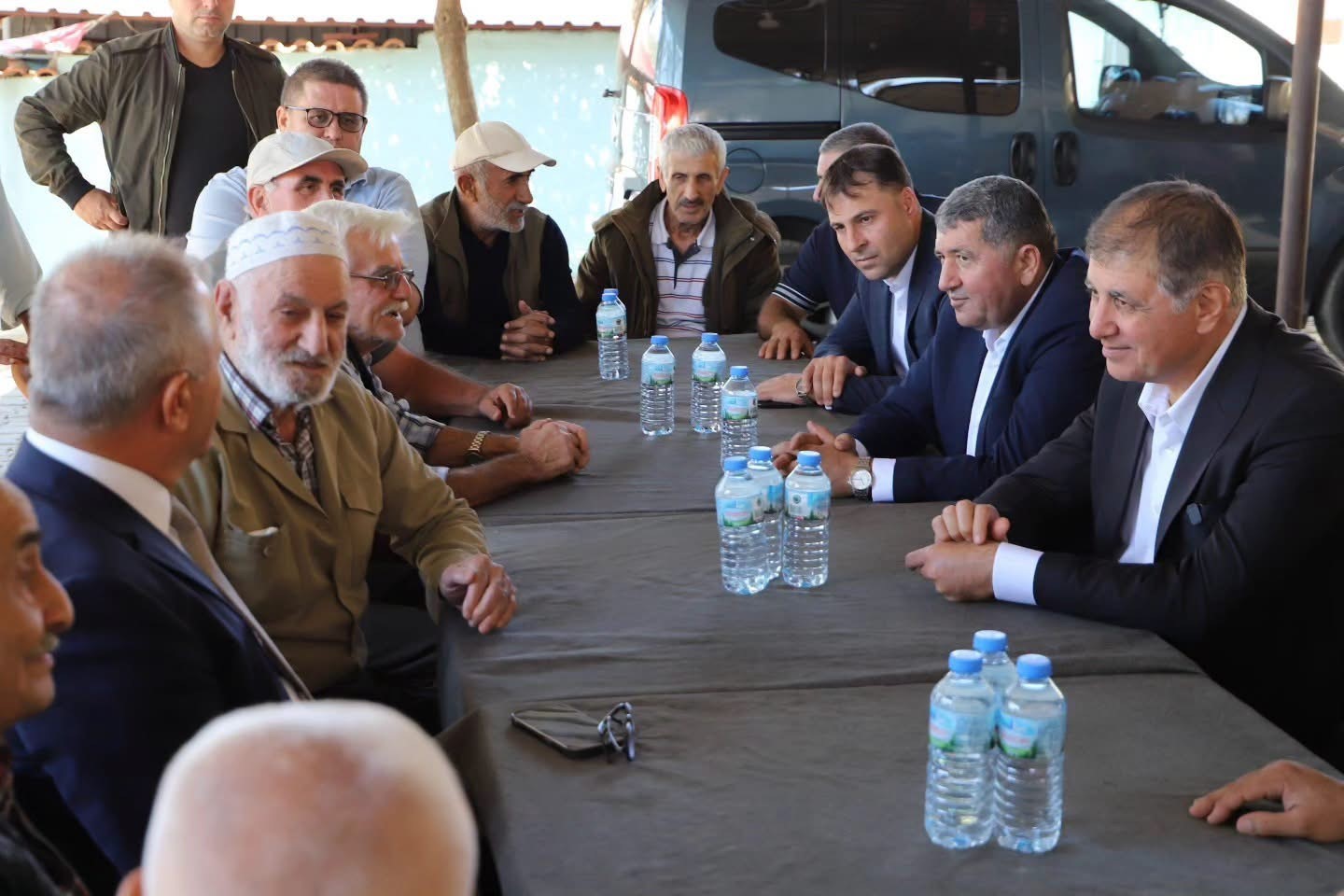 KIZILOBA İLKOKULU'NDAKİ AÇILIŞ PROGRAMININ ARDINDAN BAŞKAN TUGAY, BAŞKAN SAKARSU VE BERABERİNDEKİ HEYET, ARIKBAŞI VE HAVUZBAŞI MAHALLELERİNE GEÇTİ. BURADA BÖLGE SAKİNLERİ VE MUHTARLARLA BİR ARAYA GELEN HEYET, VATANDAŞLARLA SOHBET EDEREK MAHALLELERİN İHTİYAÇ VE TALEPLERİNİ YERİNDE DİNLEDİ.