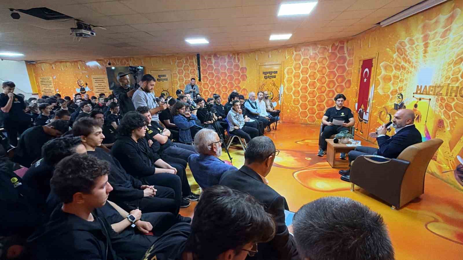 RADYO VE TELEVİZYON ÜST KURUL ÜYESİ HASAN DAVULCU, DÜZCE’DE LİSE ÖĞRENCİLERİ İLE BİR ARAYA GELDİ. DAVULCU, “RTÜK OLARAK TÜRK TELEVİZYONLARINI AYAKTA TUTMAYA ÇALIŞIYORUZ” DEDİ.