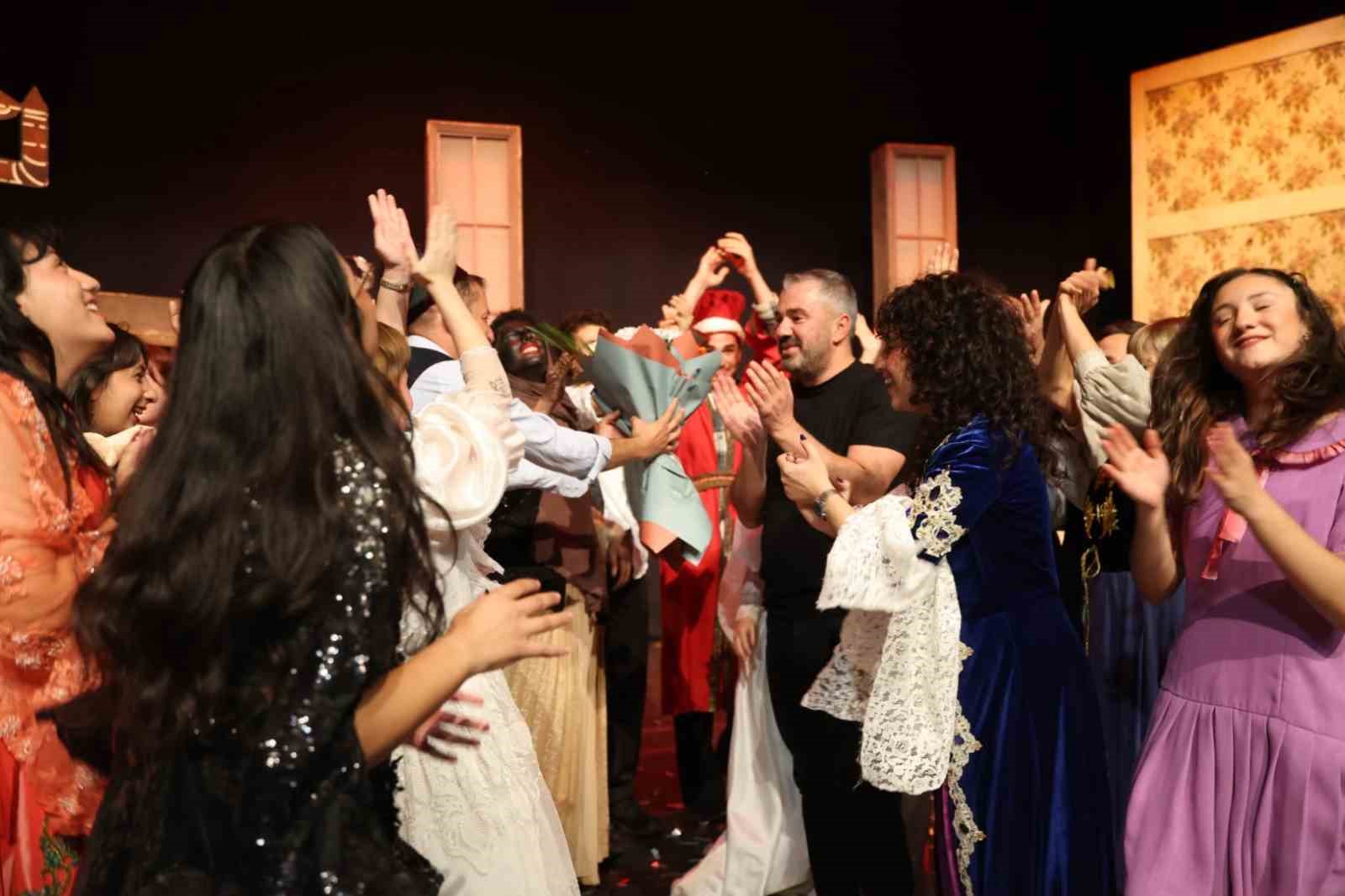 PURSAKLAR BELEDİYESİ BÜNYESİNDE FAALİYET GÖSTEREN PYM TİYATRO ATÖLYESİ, HAZIRLADIĞI 11 FARKLI TİYATRO GÖSTERİSİYLE İLÇEDE KÜLTÜR ŞÖLENİ YAŞATTI.