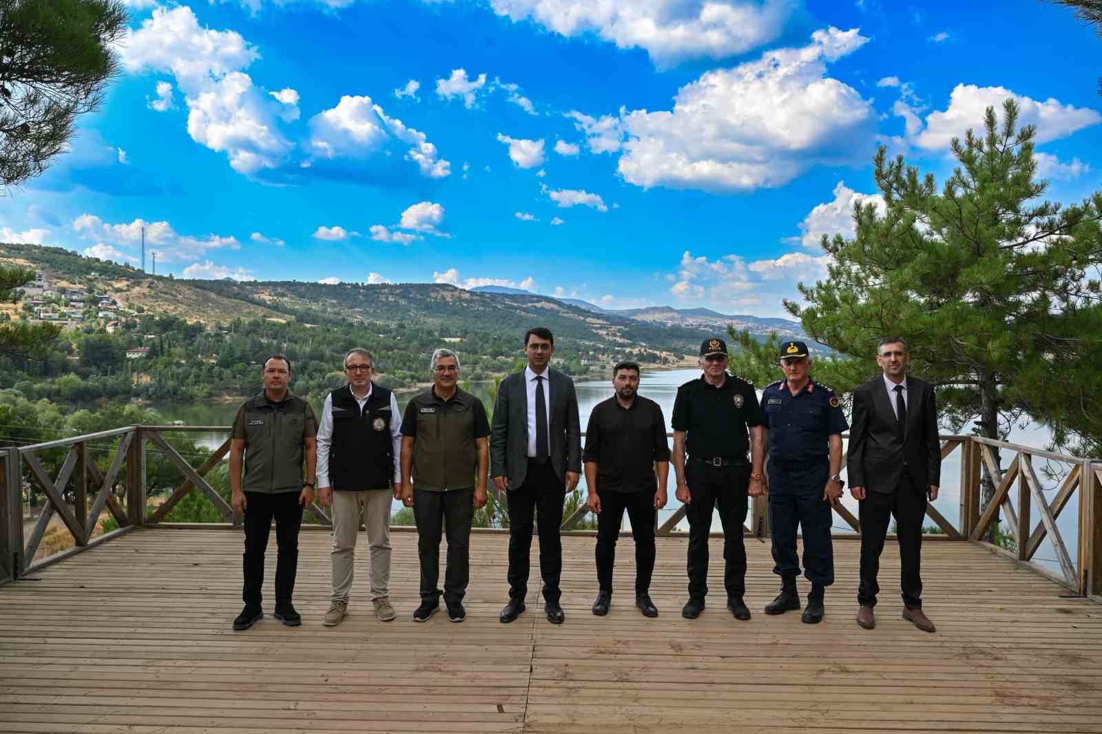 UŞAK’TA SU ÜRÜNLERİ KAYNAKLARININ KORUNMASI, BALIK POPÜLASYONUNUN DESTEKLENMESİ VE SÜRDÜRÜLEBİLİRLİĞİNİN SAĞLANMASI AMACIYLA YÜRÜTÜLEN ÇALIŞMALAR KAPSAMINDA GÖĞEM GÖLETİ’NE PULLU SAZAN YAVRULARI BIRAKILDI.