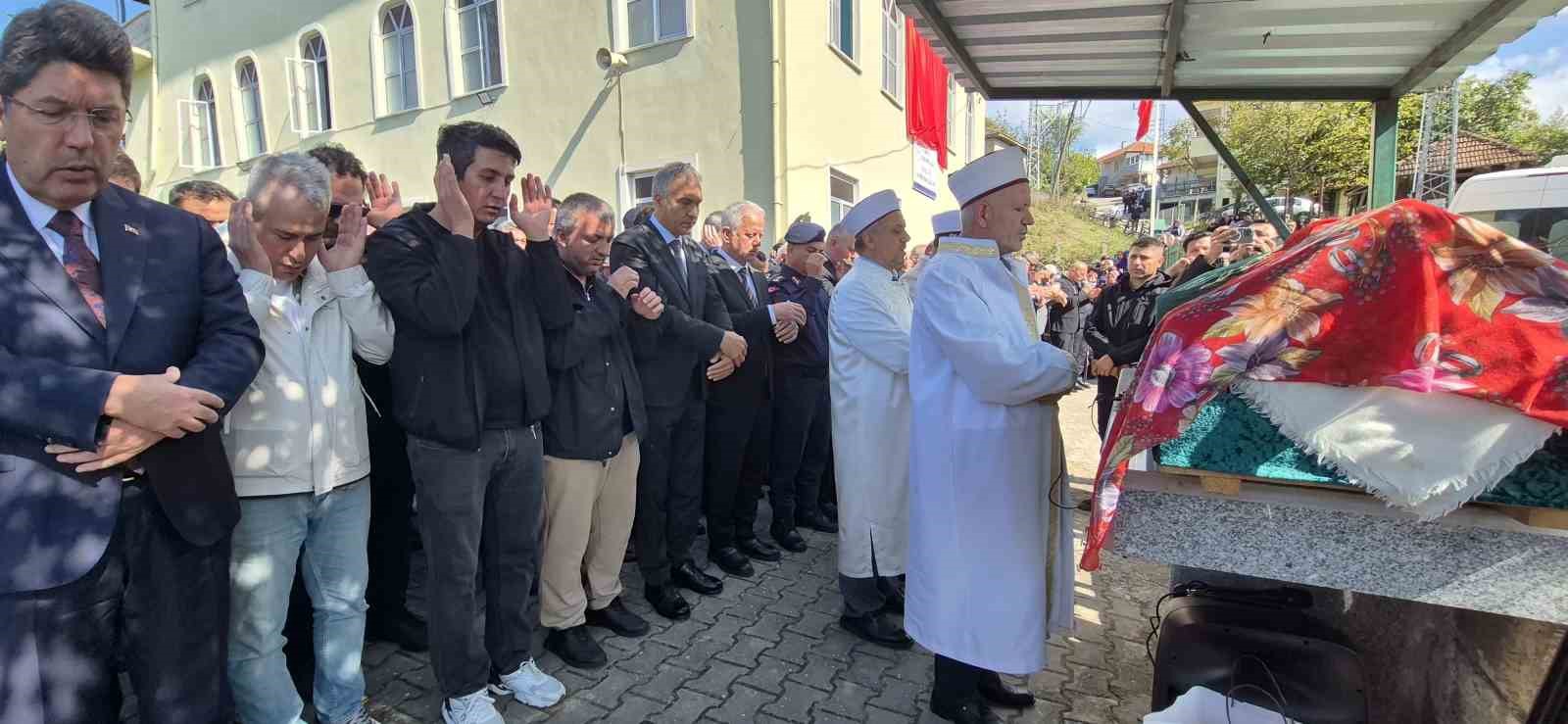 İSTANBUL’UN BAŞAKŞEHİR İLÇESİNDE BİR OKULDA MEYDANA GELEN BIÇAKLI SALDIRIDA AĞIR YARALANARAK HAYATINI KAYBEDEN 10 YAŞINDAKİ ESLEM SARE BULUT, MEMLEKETİ BARTIN’DA DÜZENLENEN CENAZE TÖRENİNİN ARDINDAN AİLE MEZARLIĞINA DEFNEDİLDİ.