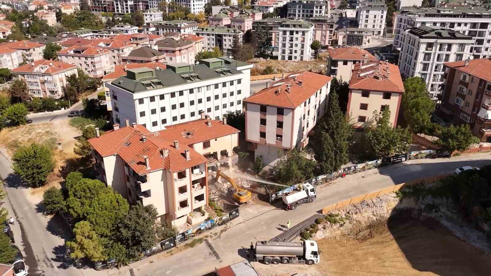 İSTANBUL'UN BÜYÜKÇEKMECE İLÇESİNDE MUHTEMEL DEPREMDE YIKILMA TEHLİKESİ BULUNAN 4 BLOKTAN OLUŞAN 48 BAĞIMSIZ KONUTUN KENTSEL DÖNÜŞÜM ÇALIŞMALARI, BÜYÜKÇEKMECE BELEDİYESİ'NİN KATKILARIYLA YIKILMAYA BAŞLANDI.