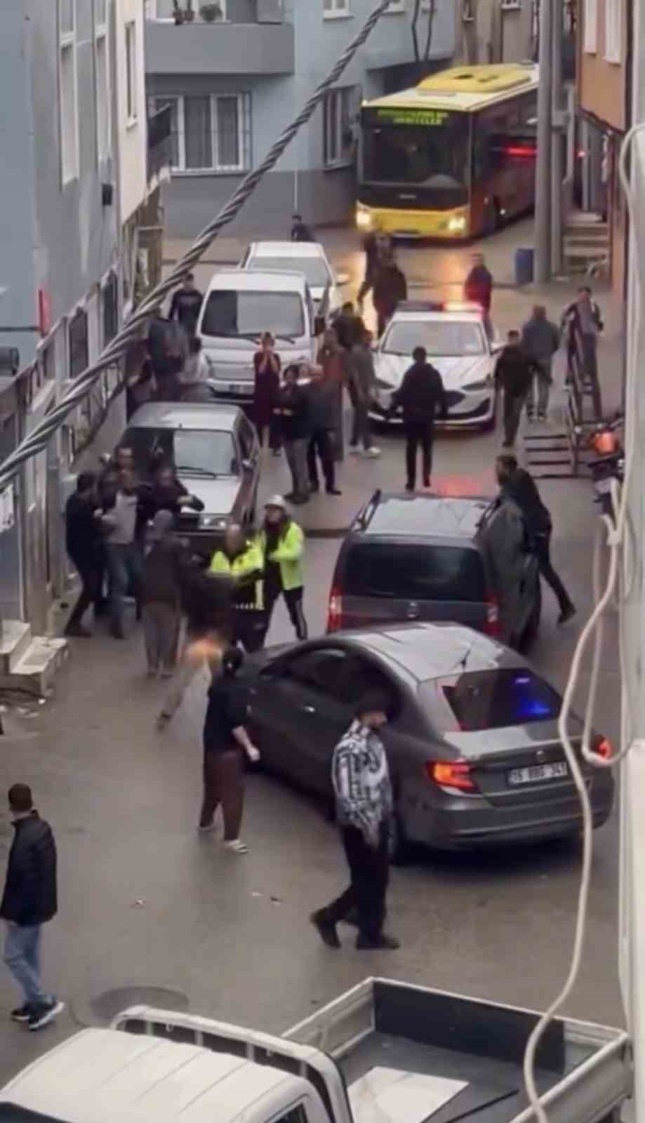 BURSA’DA SİVİL TRAFİK EKİPLERİNİN DUR İHTARINA UYMAYAN OTOMOBİL KAÇMAYA BAŞLADI. POLİSİN ARACI DURDURMASI İLE BERABER MAHALLELİ POLİSİN ÜZERİNE YÜRÜDÜ. POLİS, KALABALIĞI DAĞITMAK İÇİN HAVAYA ATEŞ AÇTI. O ANLAR ANBEAN KAMERAYA YANSIDI.