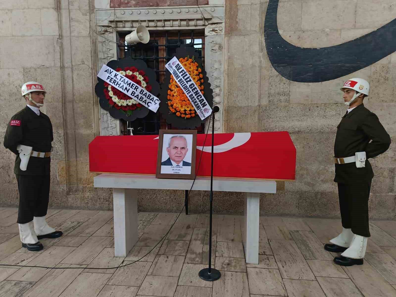 EDİRNE'DE 86 YAŞINDAKİ KIBRIS GAZİSİ AZİZ ÖZBEK, ESKİ CAMİ’DE ÖĞLE NAMAZININ ARDINDAN DÜZENLENEN ASKERİ TÖRENLE SON YOLCULUĞUNA UĞURLANDI.
