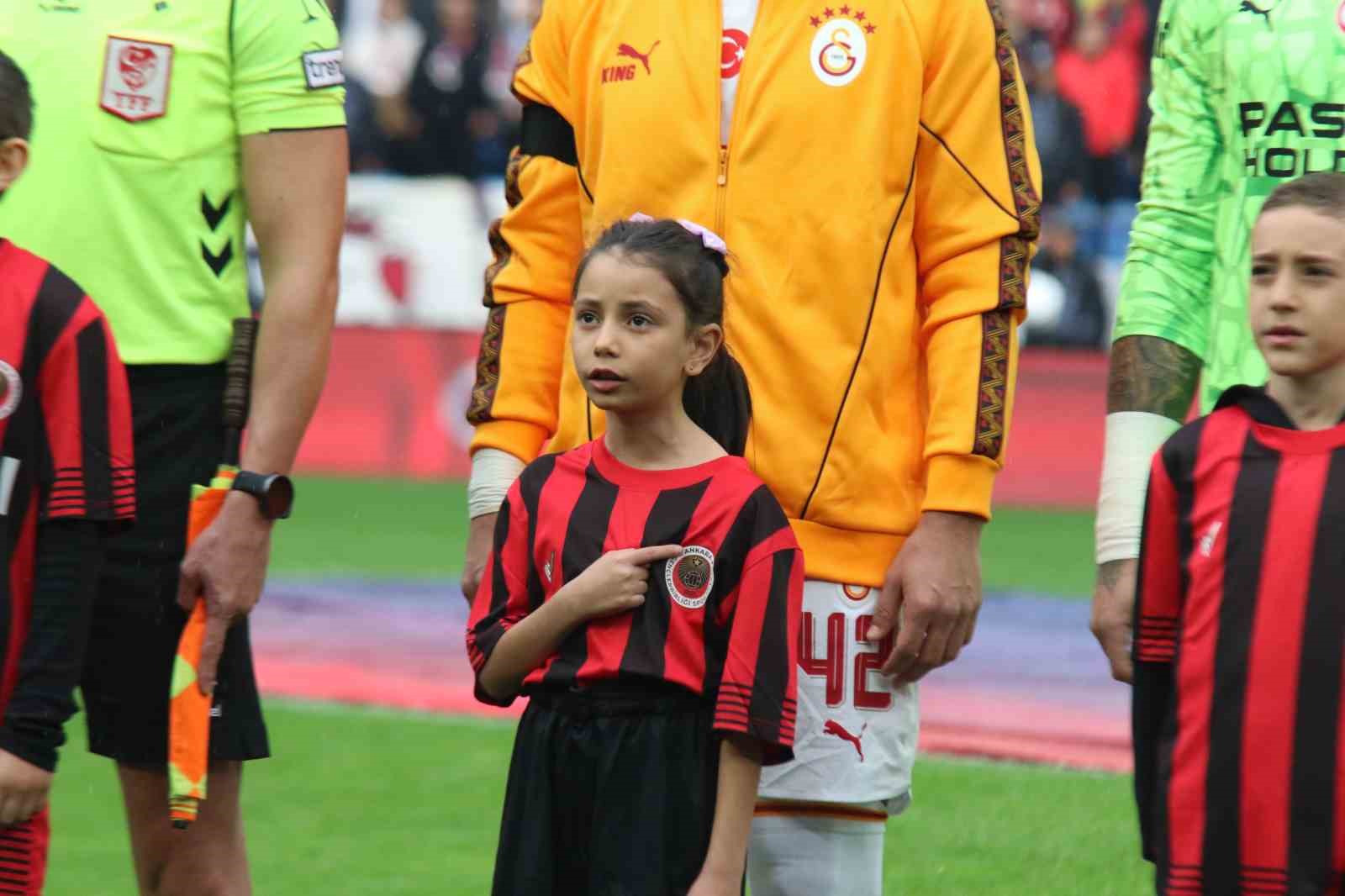 TRENDYOL SÜPER LİG'İN 8. HAFTASINDA GENÇLERBİRLİĞİ, GALATASARAY'I AĞIRLIYOR. MÜSABAKANIN İLK 15 DAKİKASI GOLSÜZ EŞİTLİKLE GEÇİLDİ.