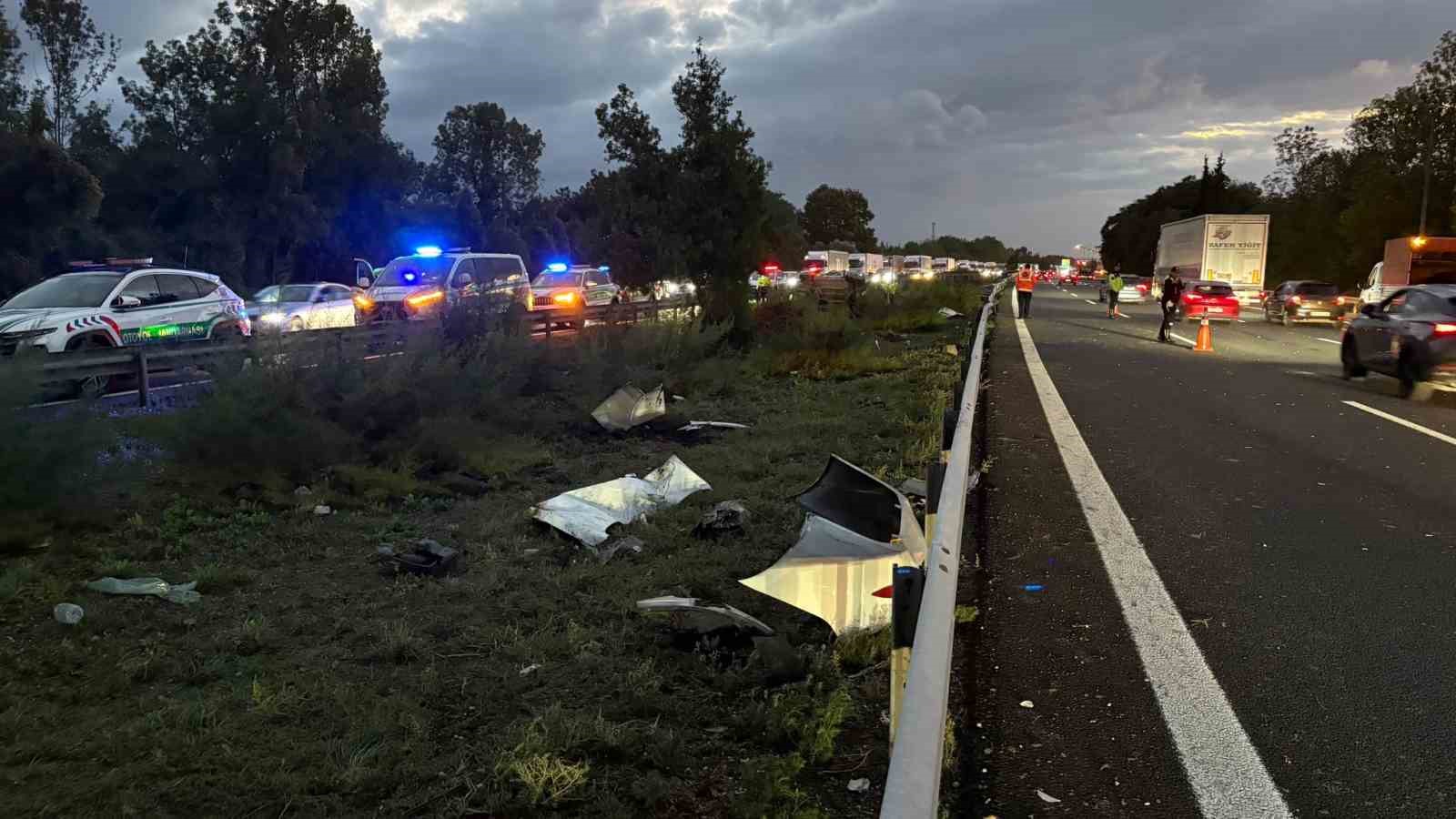 ANADOLU OTOYOLU’NUN SAKARYA HENDEK GEÇİŞİNDE SÜRÜCÜSÜNÜN DİREKSİYON HAKİMİYETİNİ KAYBETMESİ SONUCU REFÜJE SAVRULARAK DEVRİLEN OTOMOBİLDE HAYATINI KAYBEDEN VE YARALANAN KİŞİLERİN KİMLİKLERİ BELİRLENDİ.