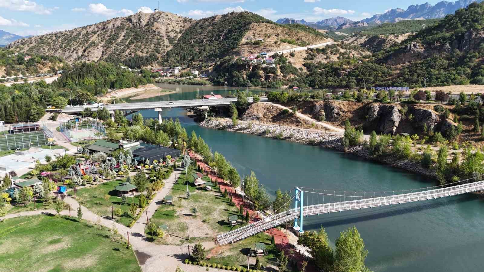 YAZ AYLARINDA BİNLERCE ZİYARETÇİYİ AĞIRLAYAN MUNZUR, SONBAHARLA BİRLİKTE SAKİN GÜNLERİNE DÖNDÜ.
