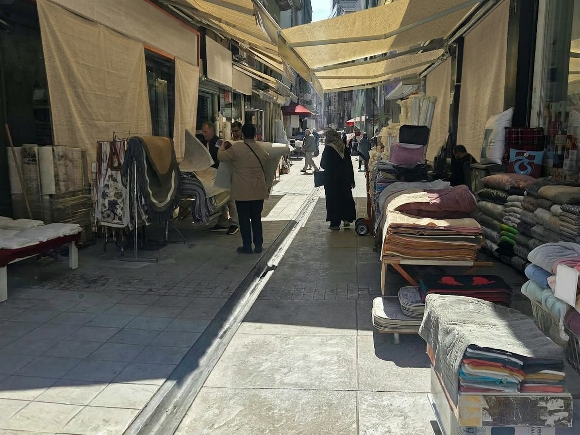 KARADENİZ DOĞAL HAYATI KORUMA DERNEĞİ, SAMSUN ŞEHİR MERKEZİNDE KALDIRIMLARIN YAYALARIN KULLANIMINA AÇIK TUTULMASI ÇAĞRISINDA BULUNARAK, İŞ YERLERİNİN KALDIRIMLARI KULLANMASININ YAYA ULAŞIMINI ZORLAŞTIRDIĞINA DİKKAT ÇEKTİ.