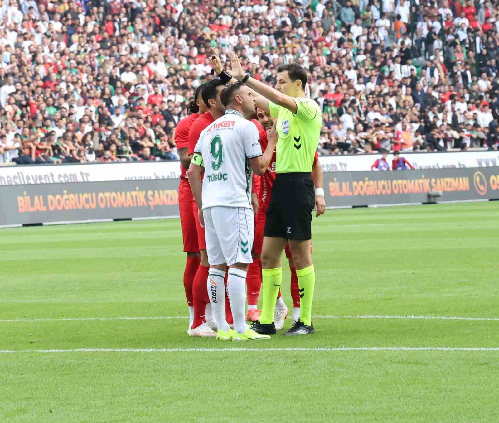 TRENDYOL SÜPER LİG’İN 8. HAFTASINDA AMED SPORTİF FAALİYETLER, SAHASINDA KONYASPOR İLE MÜCADELE EDİYOR. MÜSABAKANIN İLK YARISI GOLSÜZ EŞİTLİK İLE SONUÇLANDI.