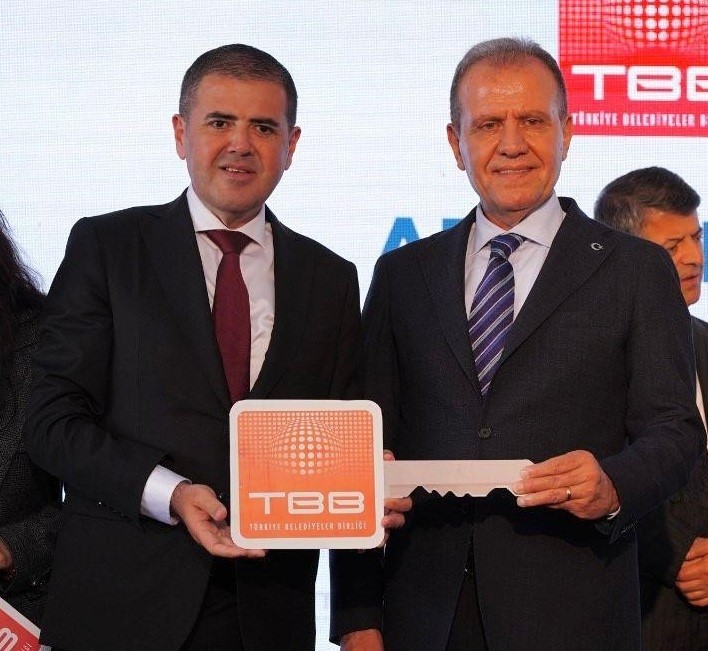 MERSİN BÜYÜKŞEHİR BELEDİYE BAŞKANI VAHAP SEÇER(SAĞDA), MEZİTLİ BELEDİYE BAŞKANI AHMET SERKAN TUNCER (SOLDA), BİR ETKİNLİKTE BİR ARAYA GELMİŞTİ (ARŞİV)