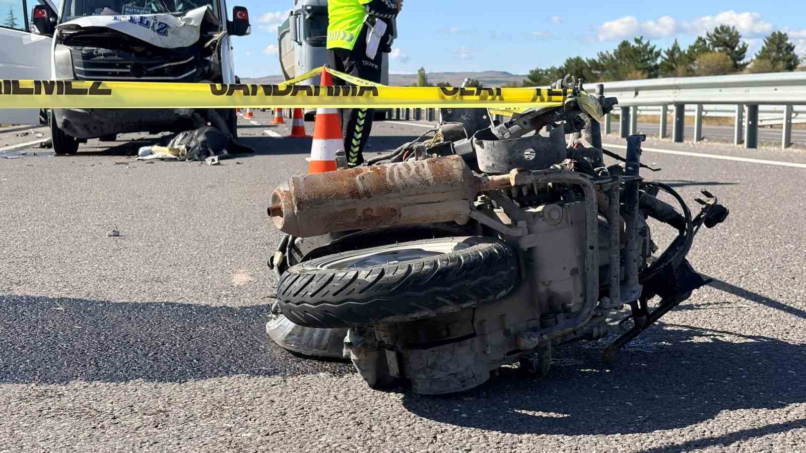 KÜTAHYA’DA MİNİBÜSLE ÇARPIŞAN MOTOSİKLETİN 23 YAŞINDAKİ SÜRÜCÜSÜ HAYATINI KAYBETTİ