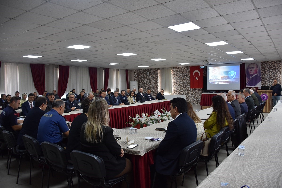 MANİSA’NIN SALİHLİ İLÇESİNDE OKUL MÜDÜRLERİ TOPLANTISI, KAYMAKAM ALİ GÜLDOĞAN’IN BAŞKANLIĞINDA OKUL MÜDÜRLERİNİN KATILIMIYLA SALİHLİ ÖĞRETMENEVİ’NDE GERÇEKLEŞTİRİLDİ.