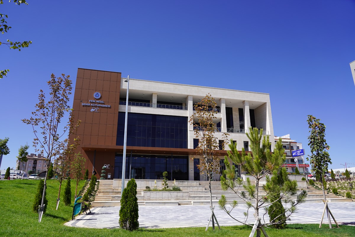 SELÇUKLU KAYMAKAMI ALİ CANDAN, SELÇUKLU BELEDİYE BAŞKANI AHMET PEKYATIRMACI’NIN EV SAHİPLİĞİNDE YAZ DÖNEMİNDE DE FAALİYETLERİNE DEVAM EDEN OKUL DIŞI ÖĞRENME ORTAMLARINI ZİYARET ETTİ.
